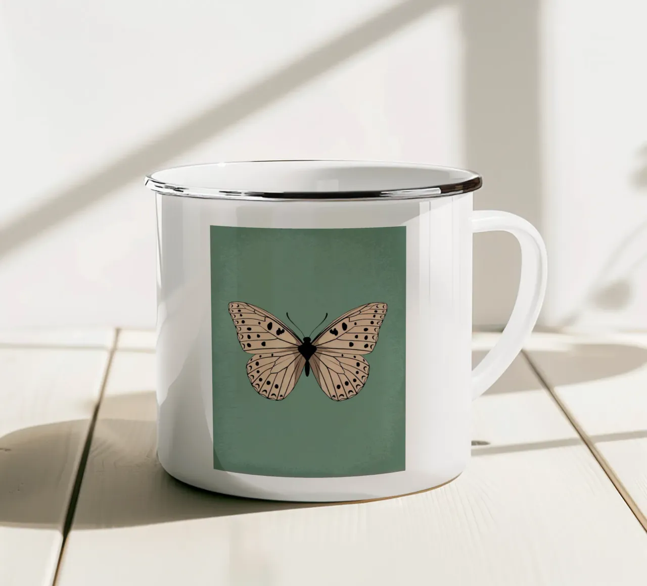 Farfalla su sfondo verde tazza in smalto da logic