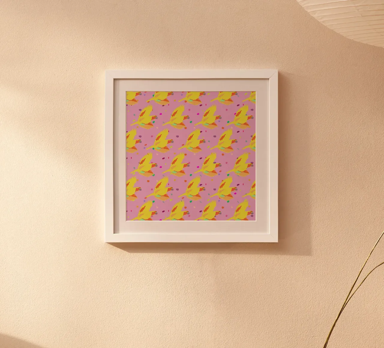 Confetti Yellow Parrots poster con telaio in legno da Mariery Young