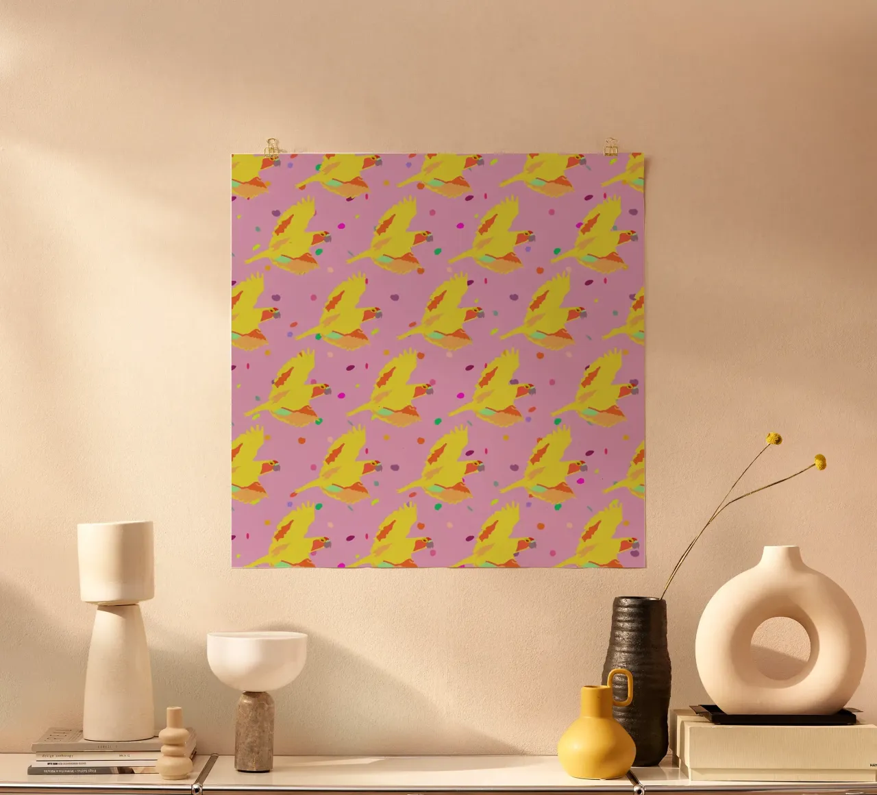 Confetti Yellow Parrots poster con telaio in legno da Mariery Young