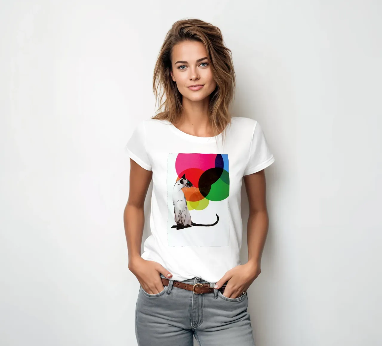 Siamese Cat with colorful balls t-shirt da donna da Rococco LA