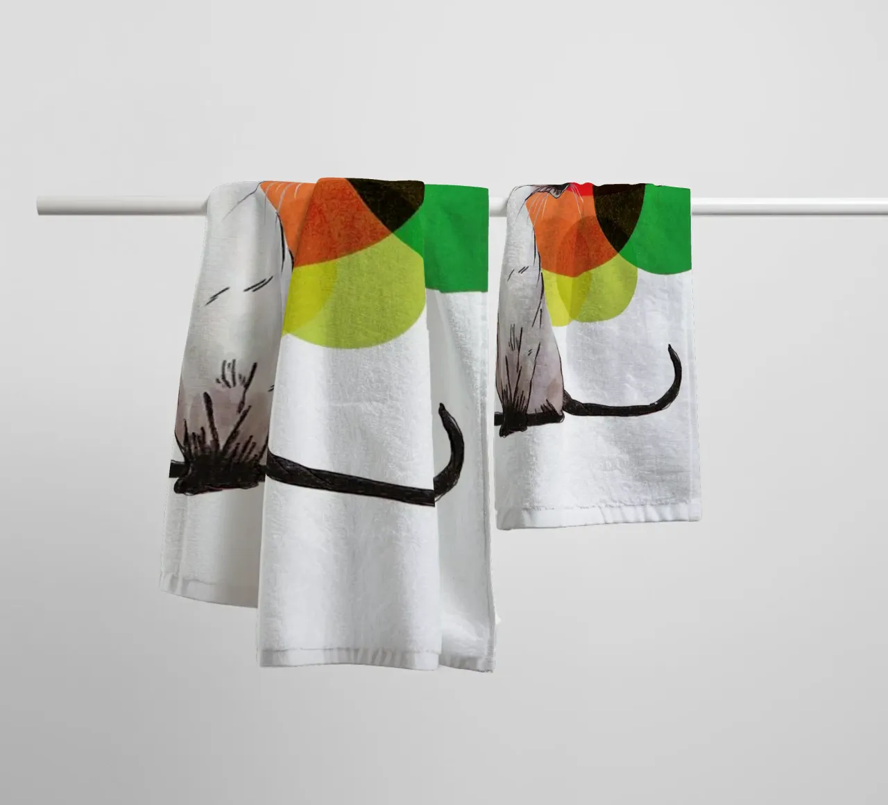 Siamese Cat with colorful balls asciugamano da bagno da Rococco LA