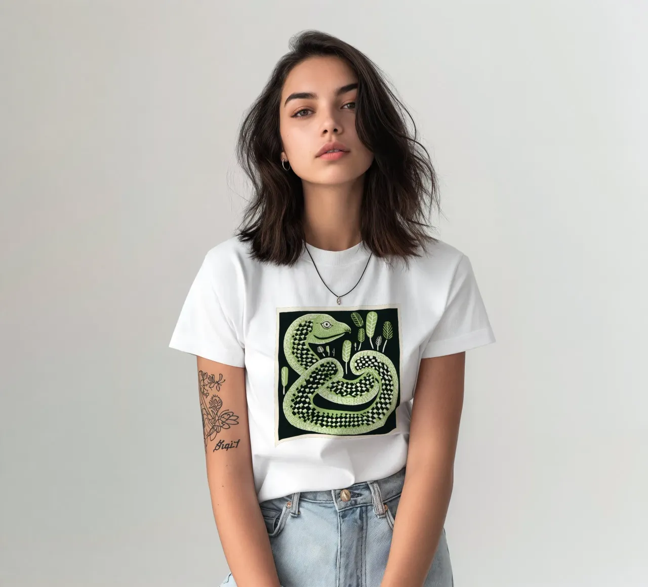 Grüne Kobra 2 T-Shirt von Minimal Animal Art