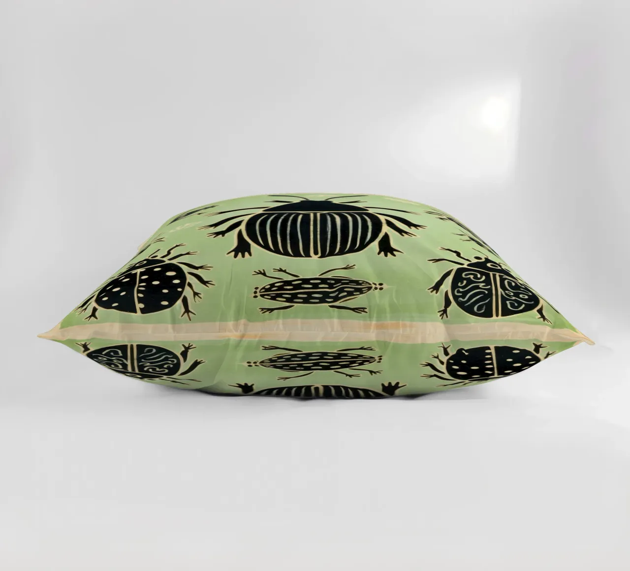 Scarafaggio verde 1 cuscino da Minimal Animal Art