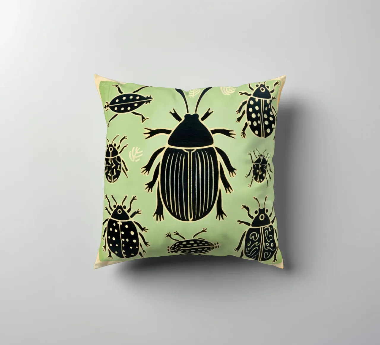 Scarafaggio verde 1 cuscino da Minimal Animal Art
