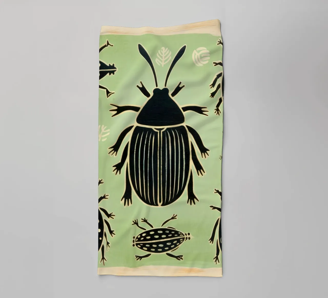 Scarafaggio verde 1 asciugamano da bagno da Minimal Animal Art