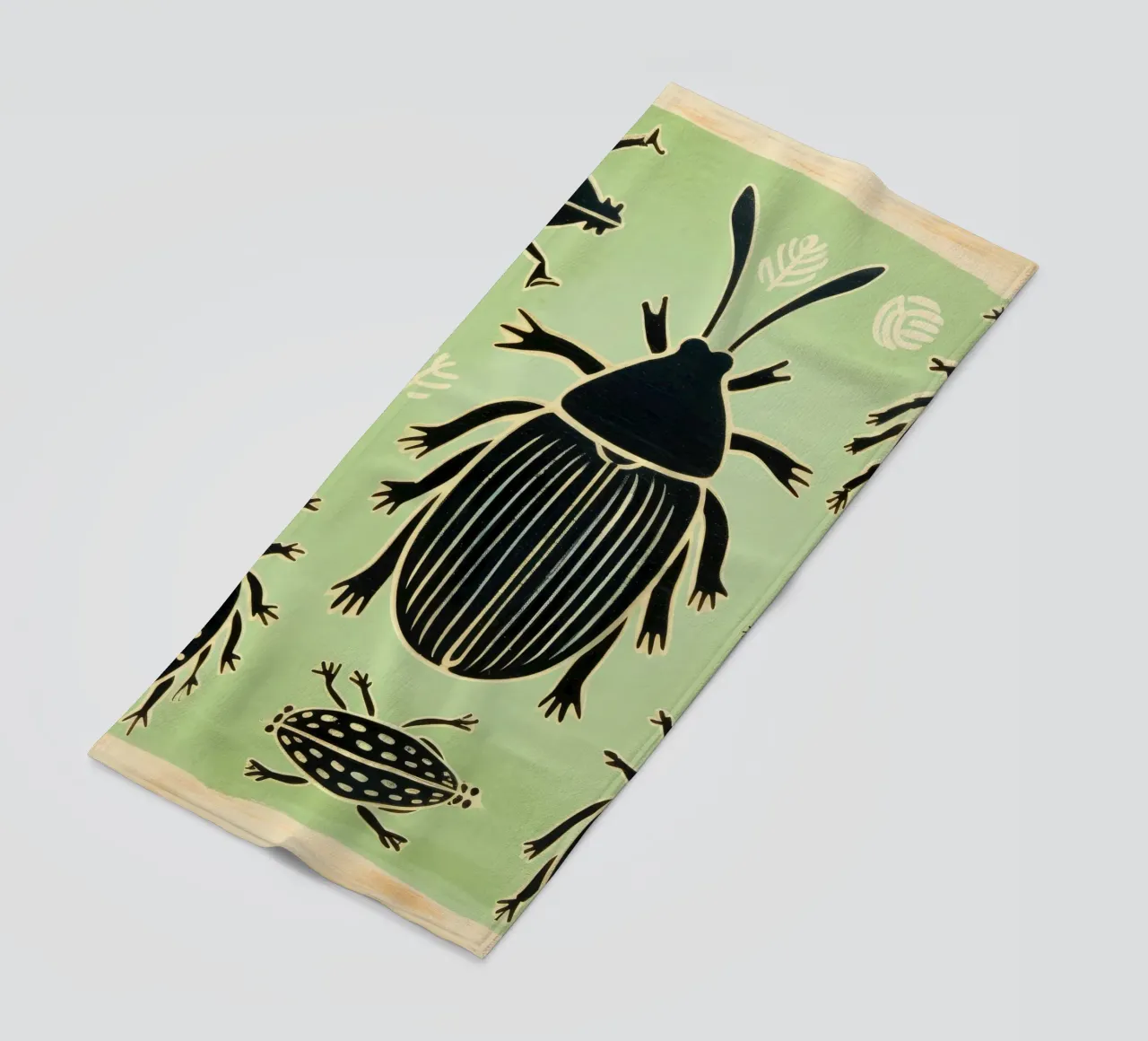 Cucaracha verde 1 toalla de playa de Minimal Animal Art