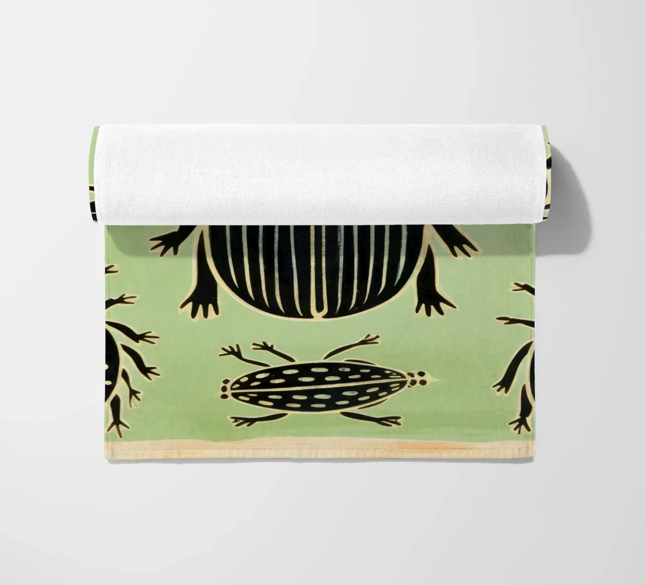 Groene kakkerlak 1 strandhanddoek van Minimal Animal Art