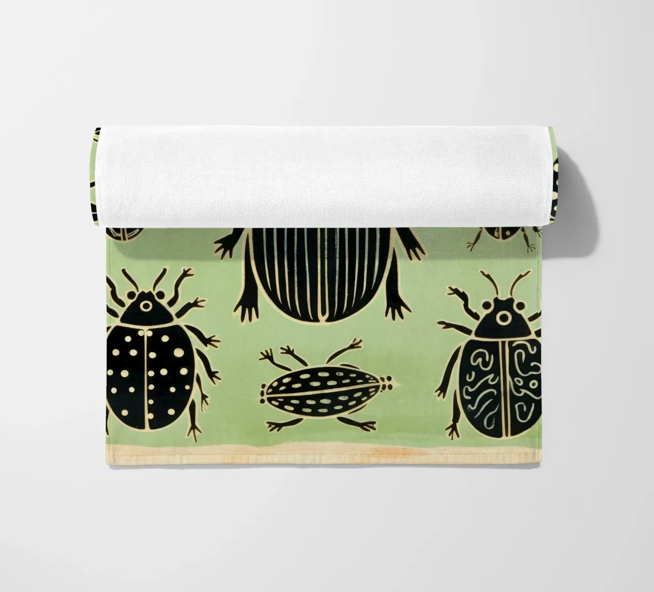 Cucaracha verde 1 toalla de playa de Minimal Animal Art
