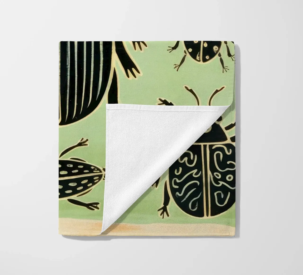 Groene kakkerlak 1 strandhanddoek van Minimal Animal Art