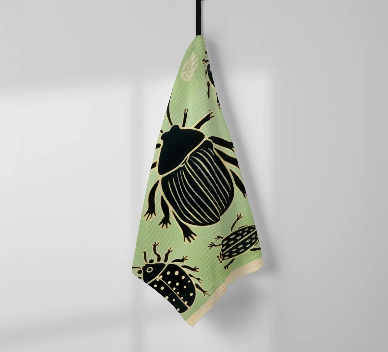 Groene kakkerlak 1 theedoek van Minimal Animal Art