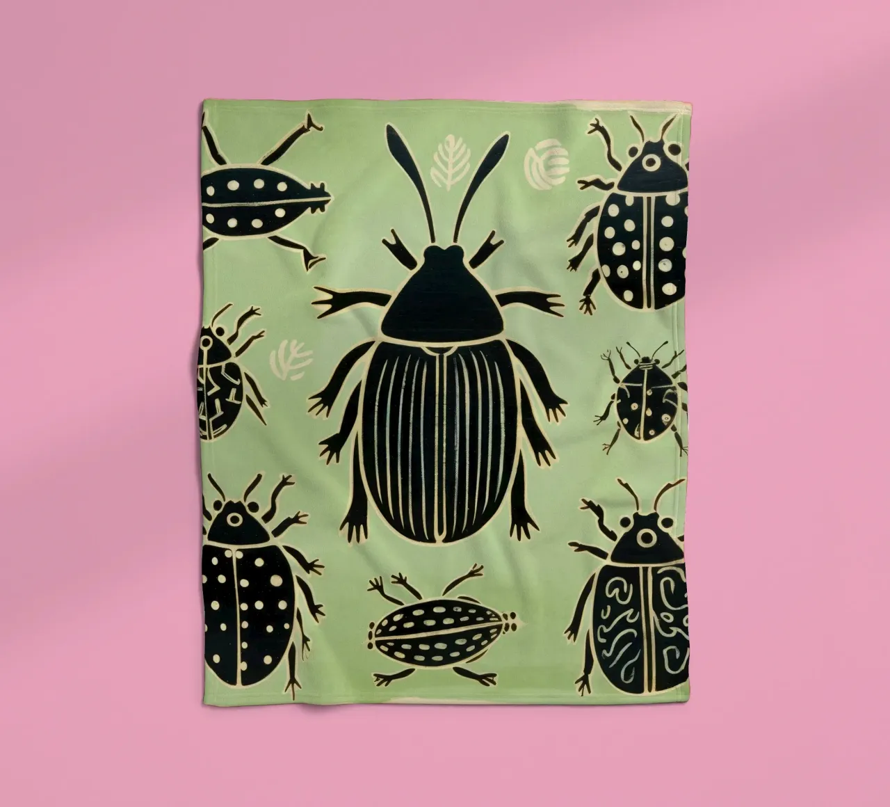 Groene kakkerlak 1 fleecedeken van Minimal Animal Art