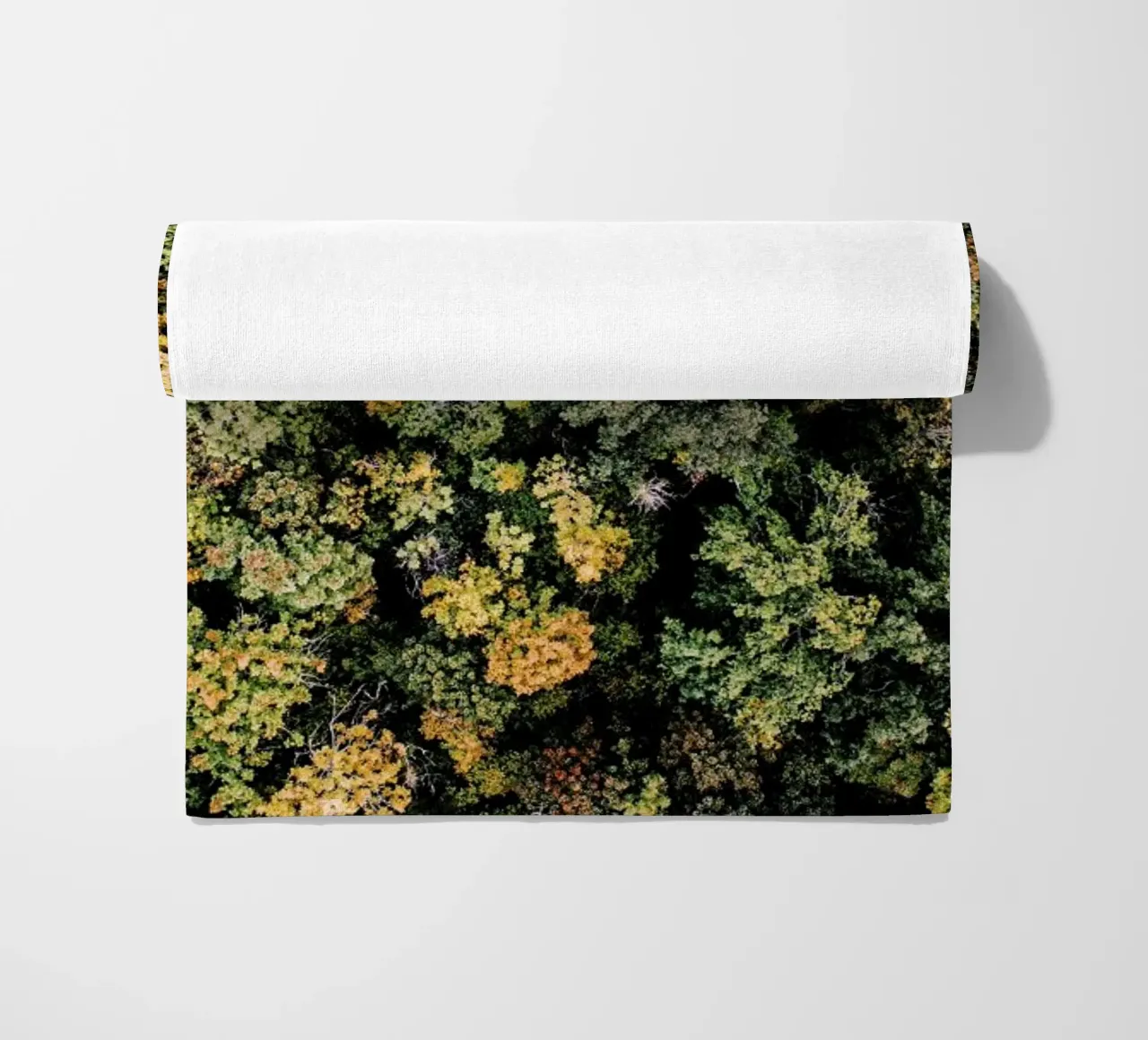 Tones of Autumn serviette de plage de Airpixels
