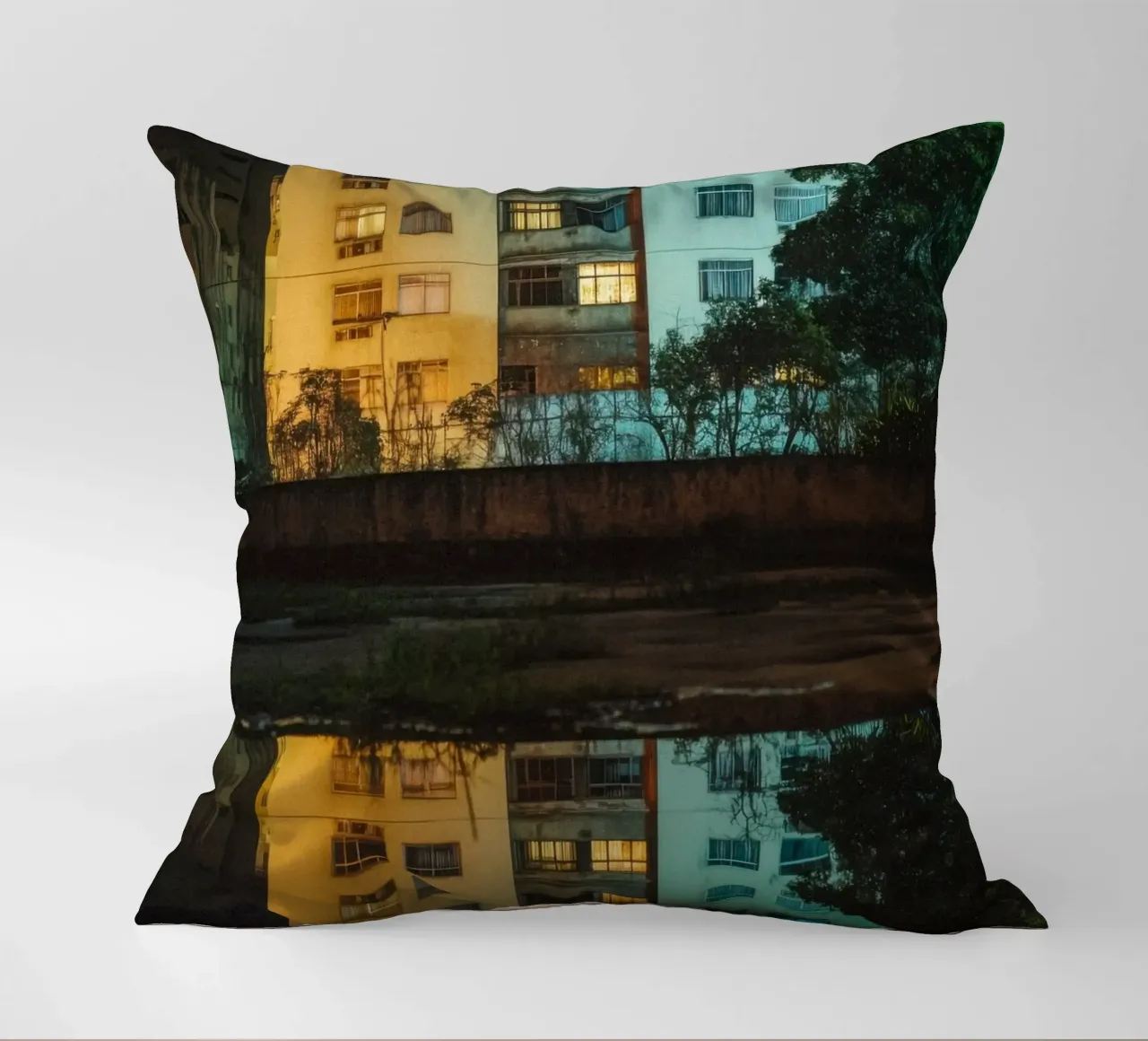 Rio de Janeiro e i suoi riflessi urbani cuscino da By Night