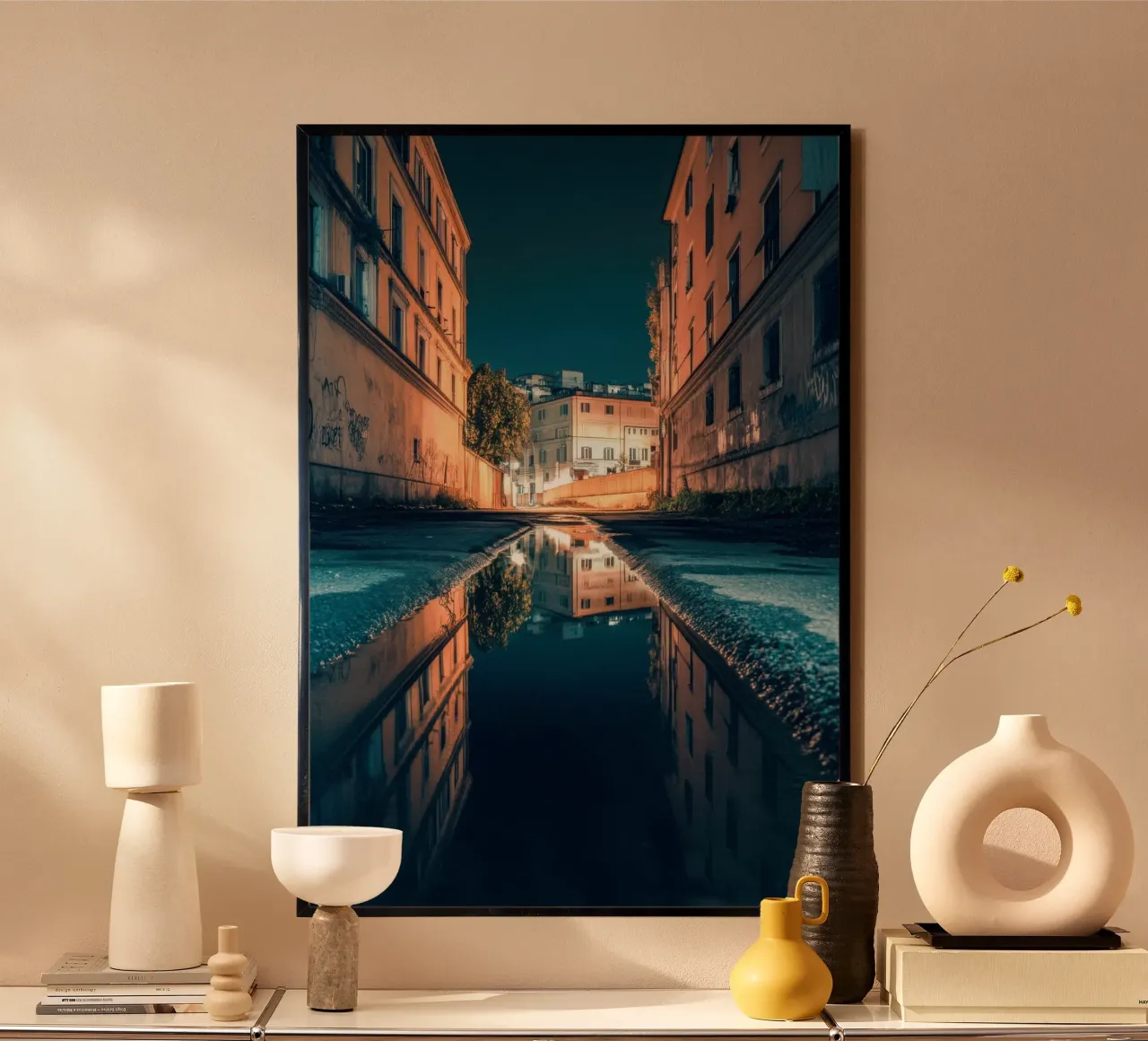 Riflessi di Roma: La bellezza nascosta delle strade poster con telaio in legno da By Night