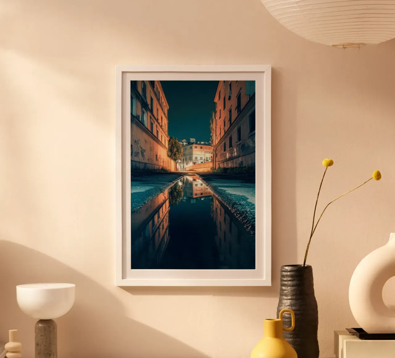 Riflessi di Roma: La bellezza nascosta delle strade poster con telaio in legno da By Night