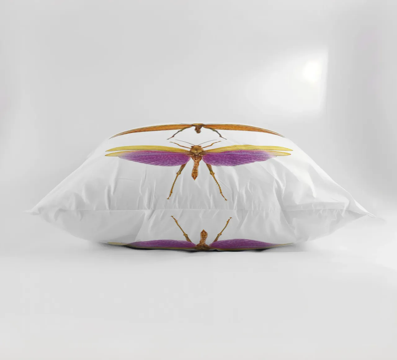 Armonia colorata: Due grilli cuscino da Curious Collections by Marielle Leenders