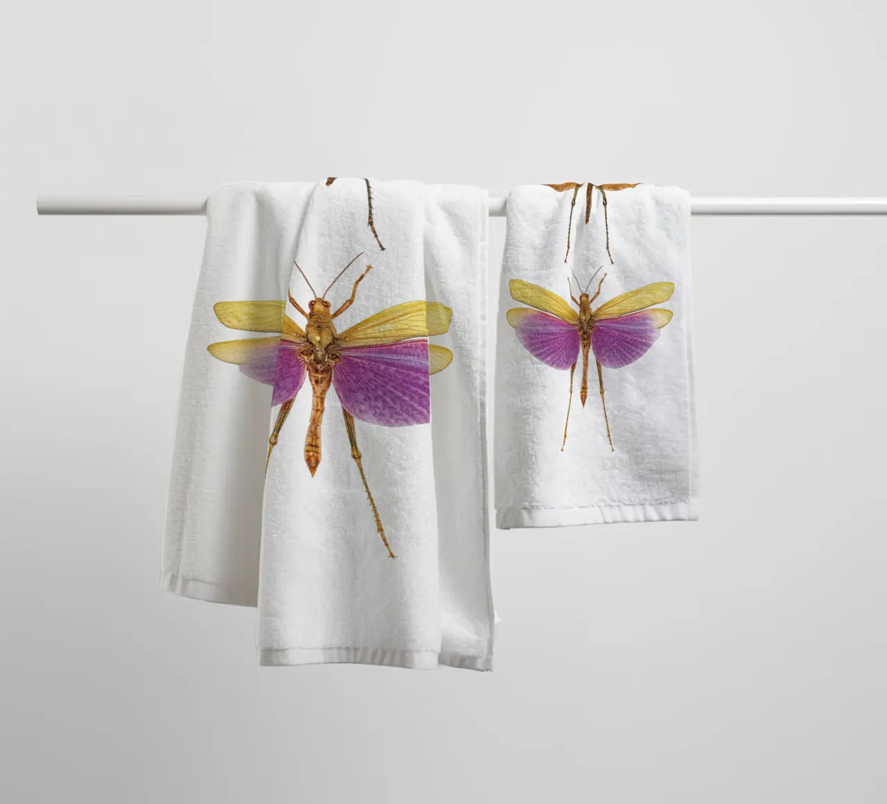 Armonia colorata: Due grilli asciugamano da bagno da Curious Collections by Marielle Leenders