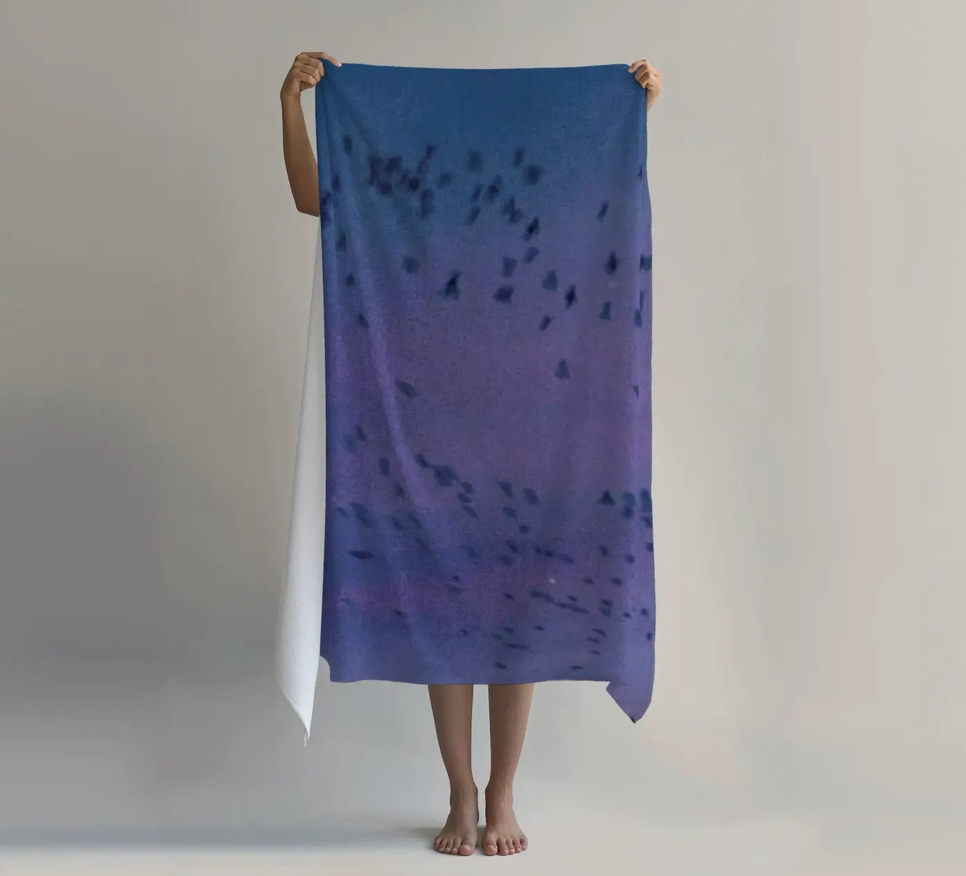 The Crows Strandtuch von Pale Grain