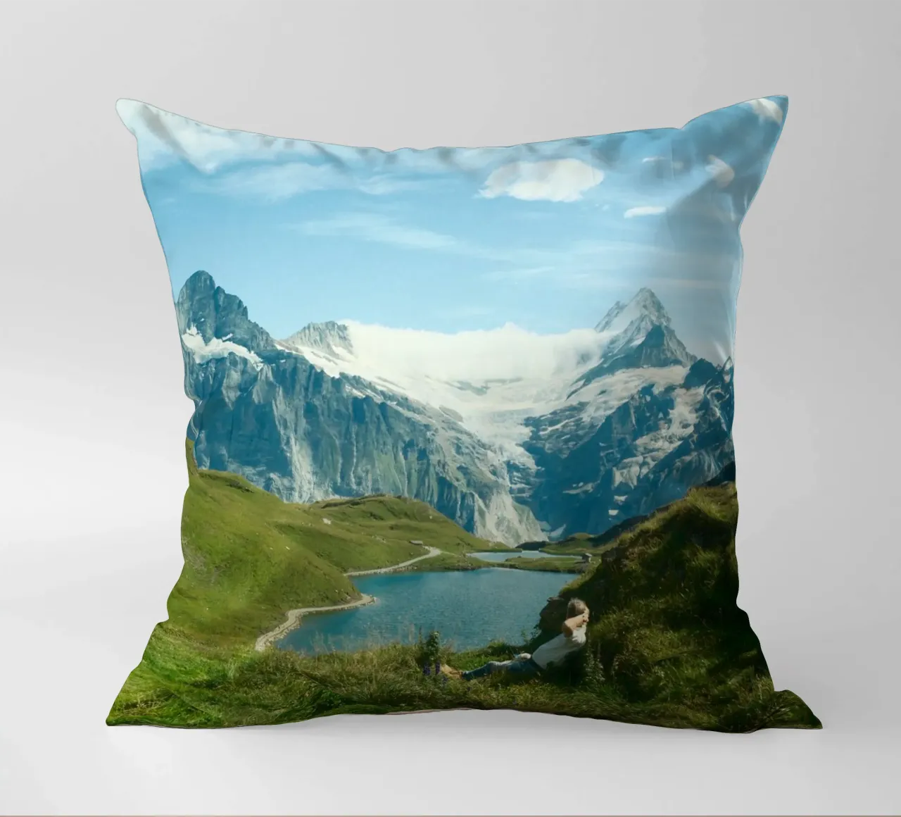 Serenity in the Swiss Alps cuscino da FujiSwiss