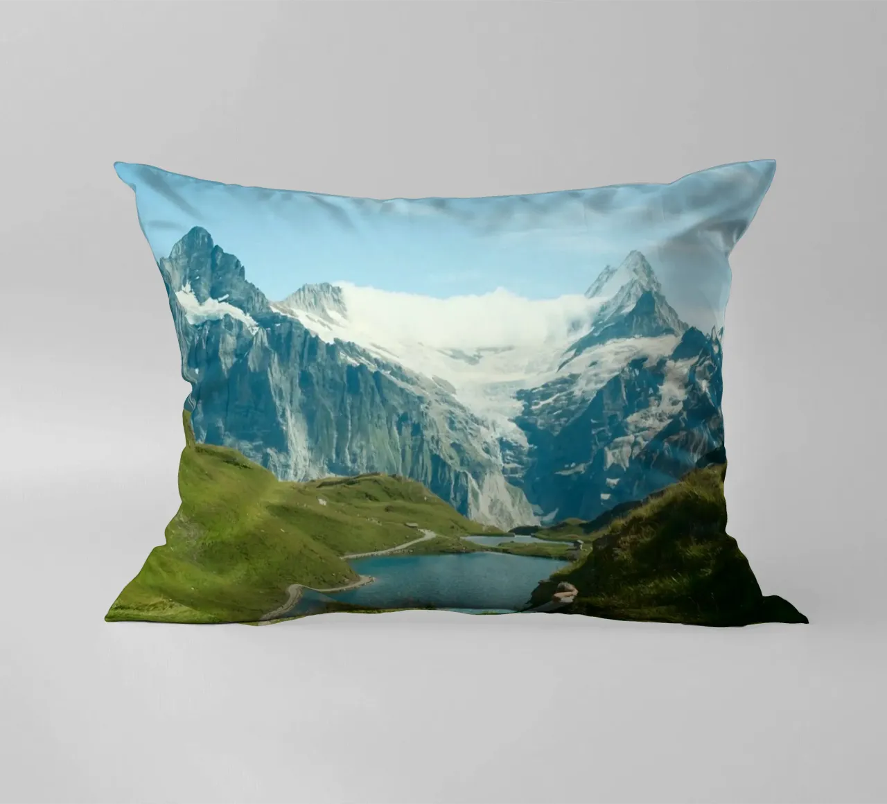 Serenity in the Swiss Alps cuscino da FujiSwiss