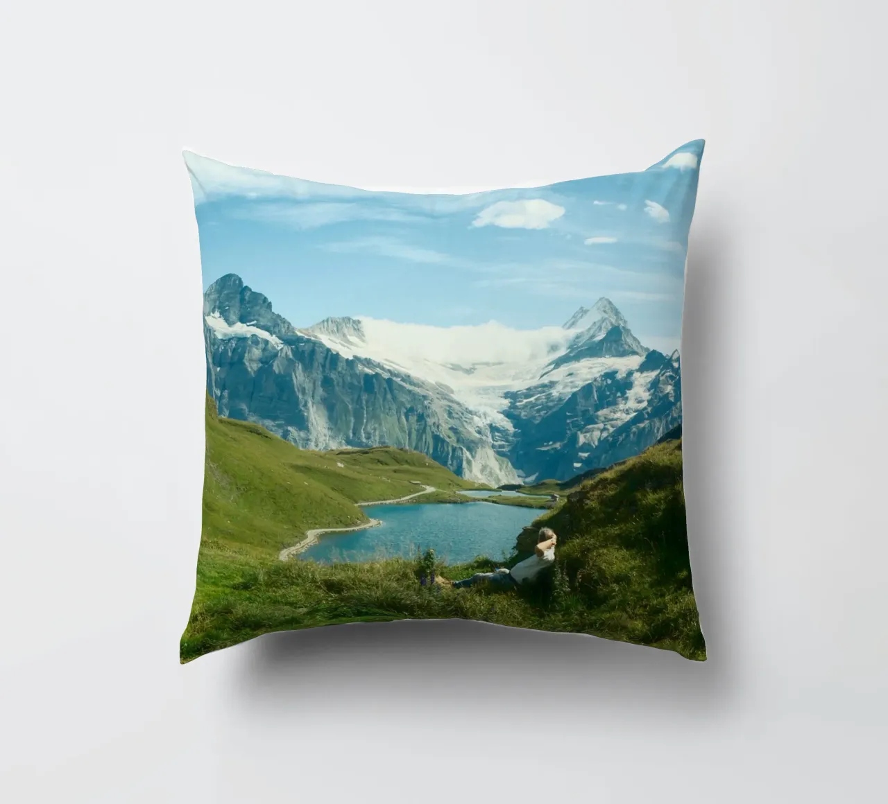Serenity in the Swiss Alps cuscino da FujiSwiss