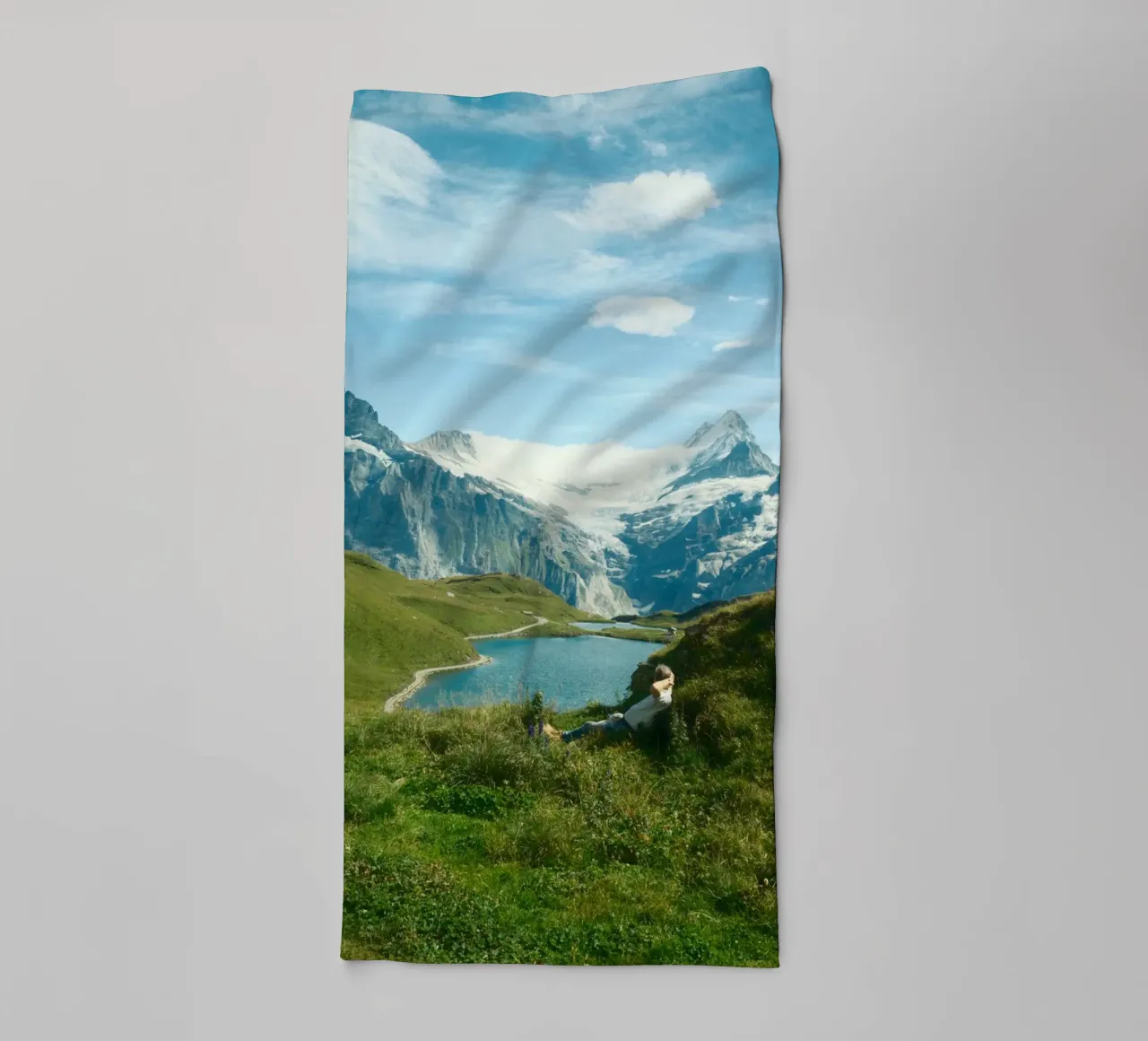 Serenity in the Swiss Alps asciugamano da bagno da FujiSwiss