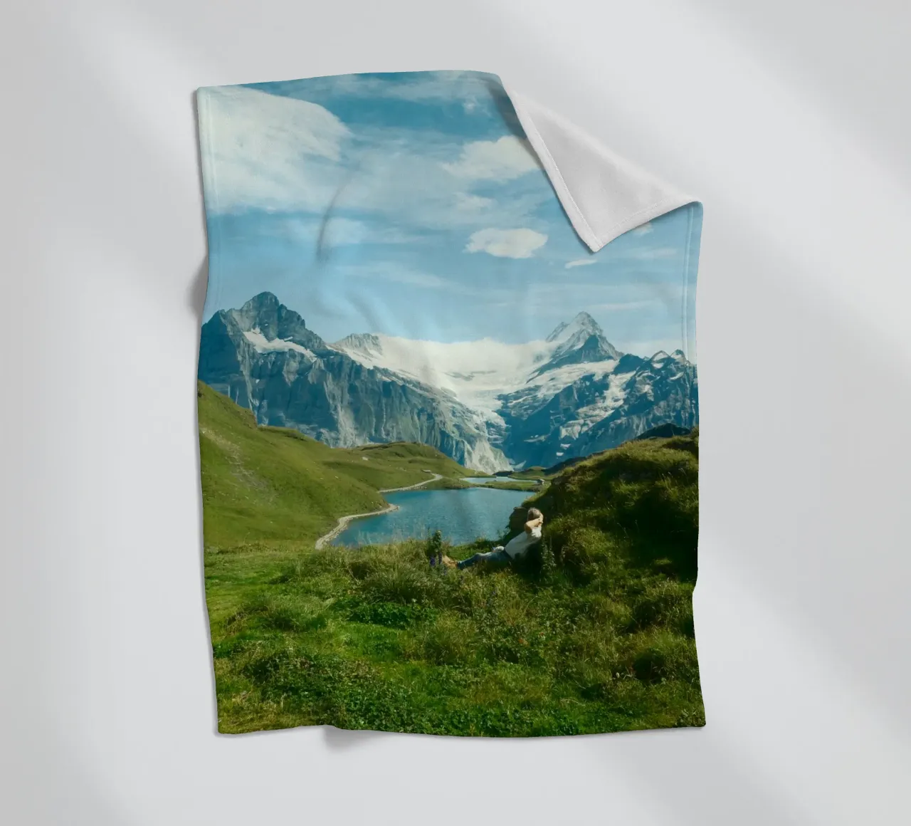 Serenity in the Swiss Alps coperta in pile da FujiSwiss