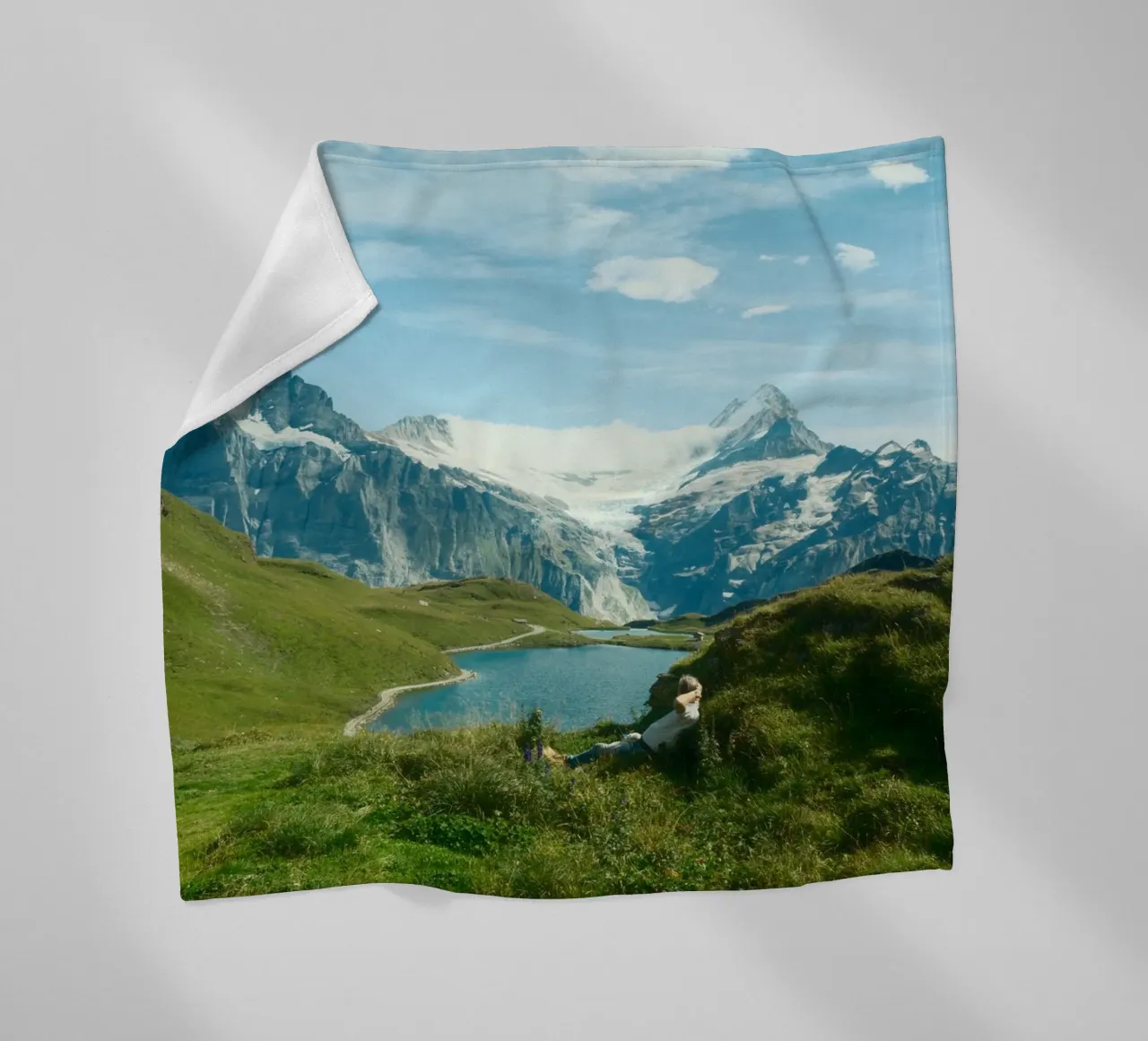 Serenity in the Swiss Alps coperta in pile da FujiSwiss