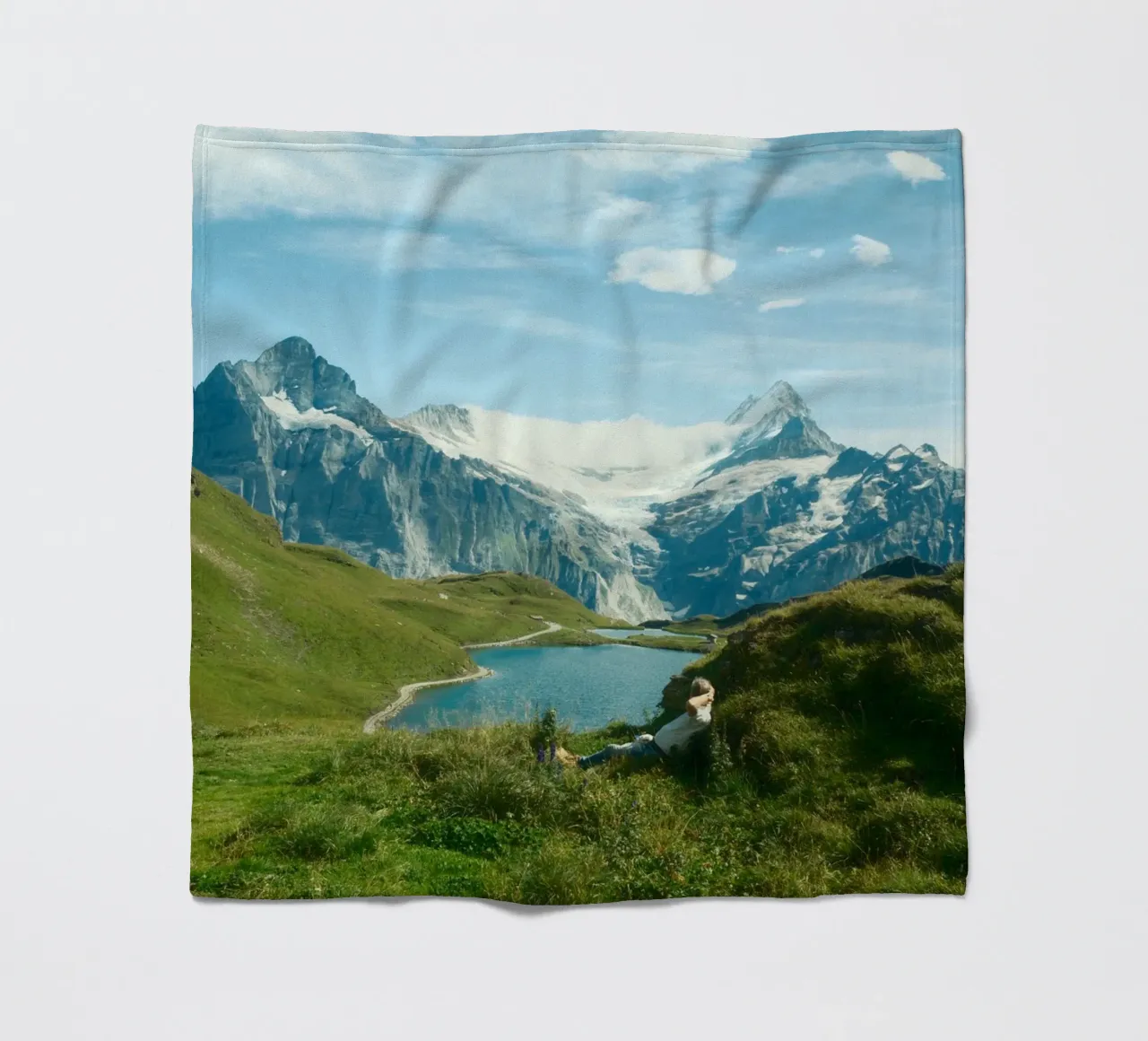 Serenity in the Swiss Alps coperta in pile da FujiSwiss