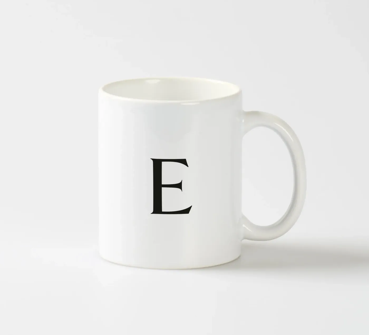 Lettre E mug en céramique de Katja Stehle Design