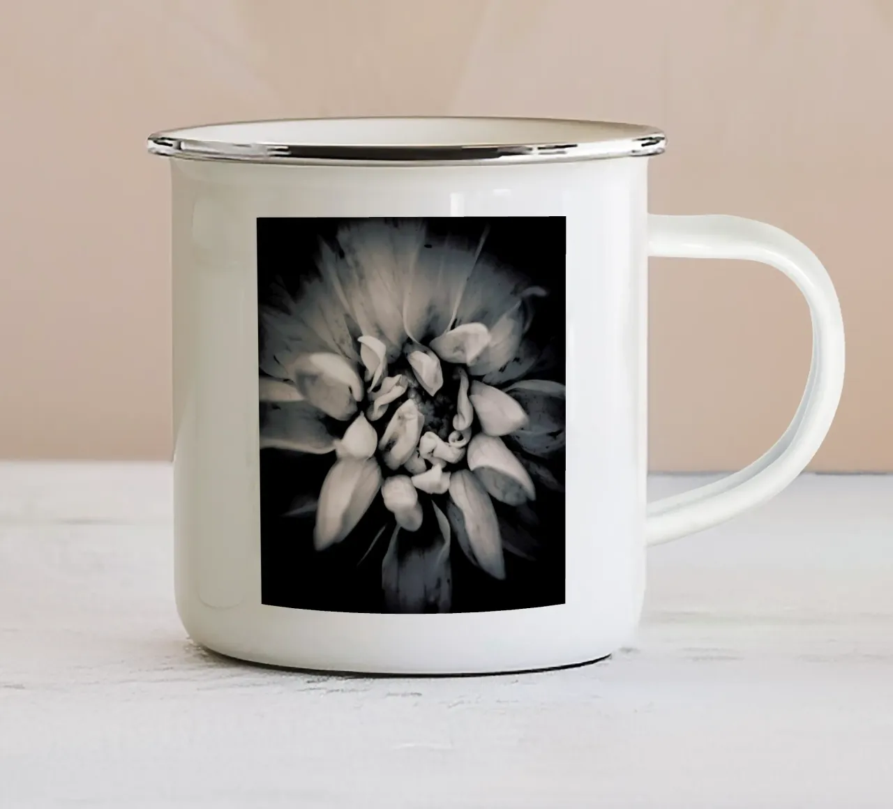 Petal tazza in smalto da Victoria Frost