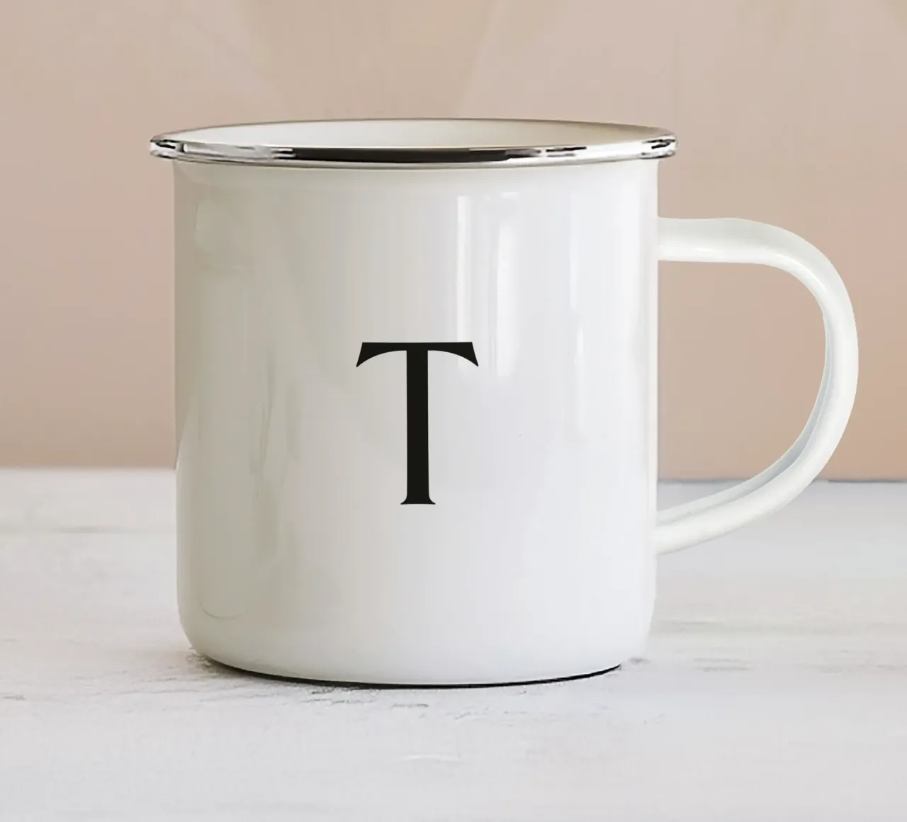 Lettera T tazza in smalto da Katja Stehle Design
