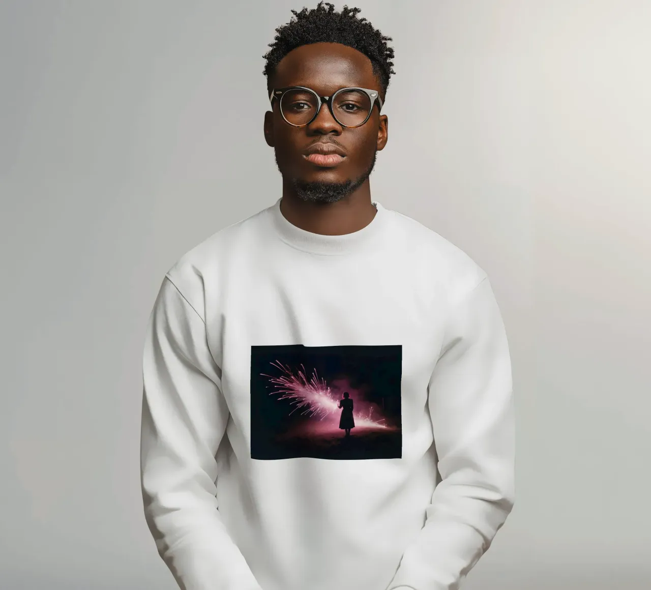 silhouette di una ragazza in piedi davanti a fuochi d'artificio rosa felpa da serinae