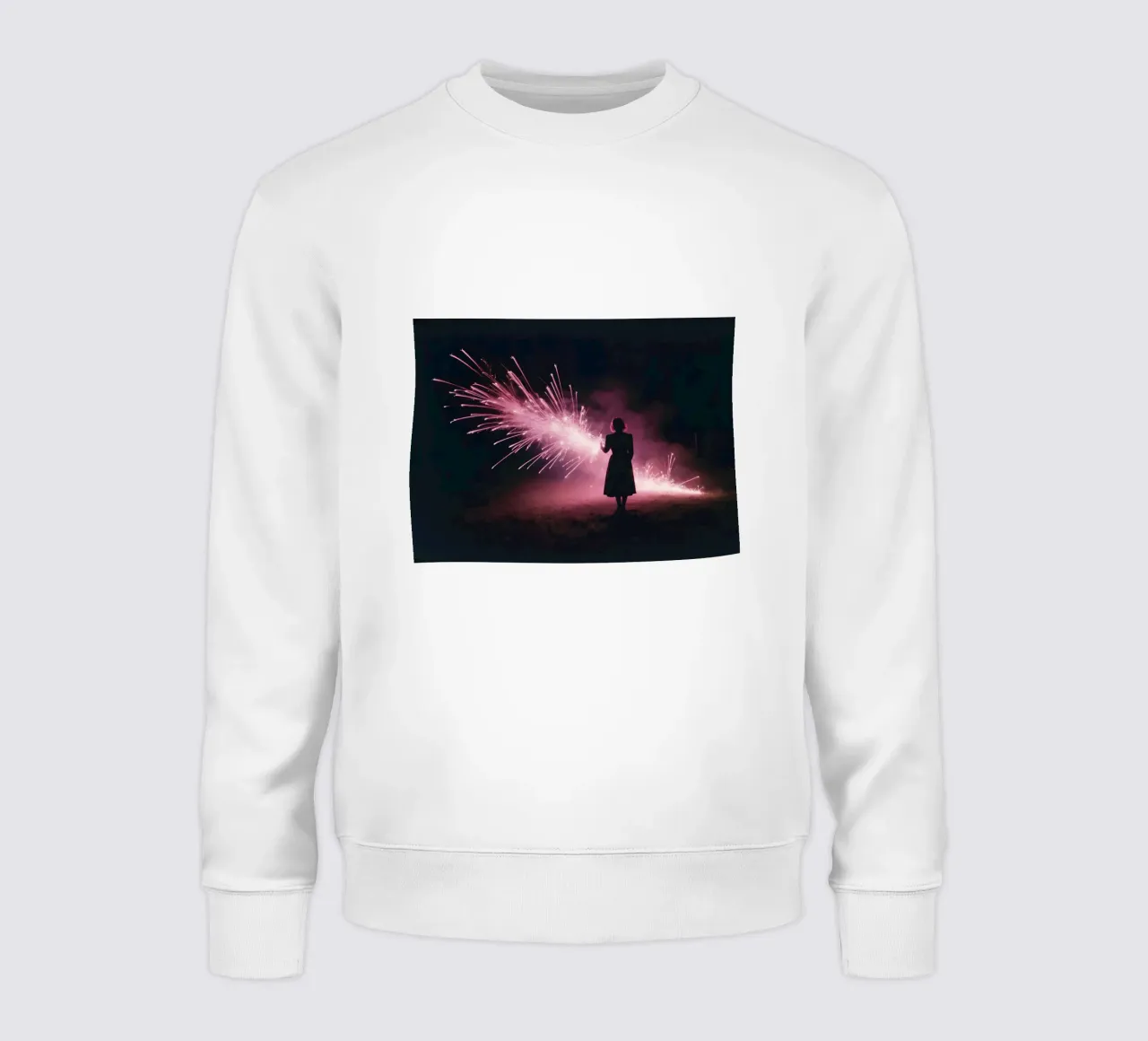 silhouette di una ragazza in piedi davanti a fuochi d'artificio rosa felpa da serinae