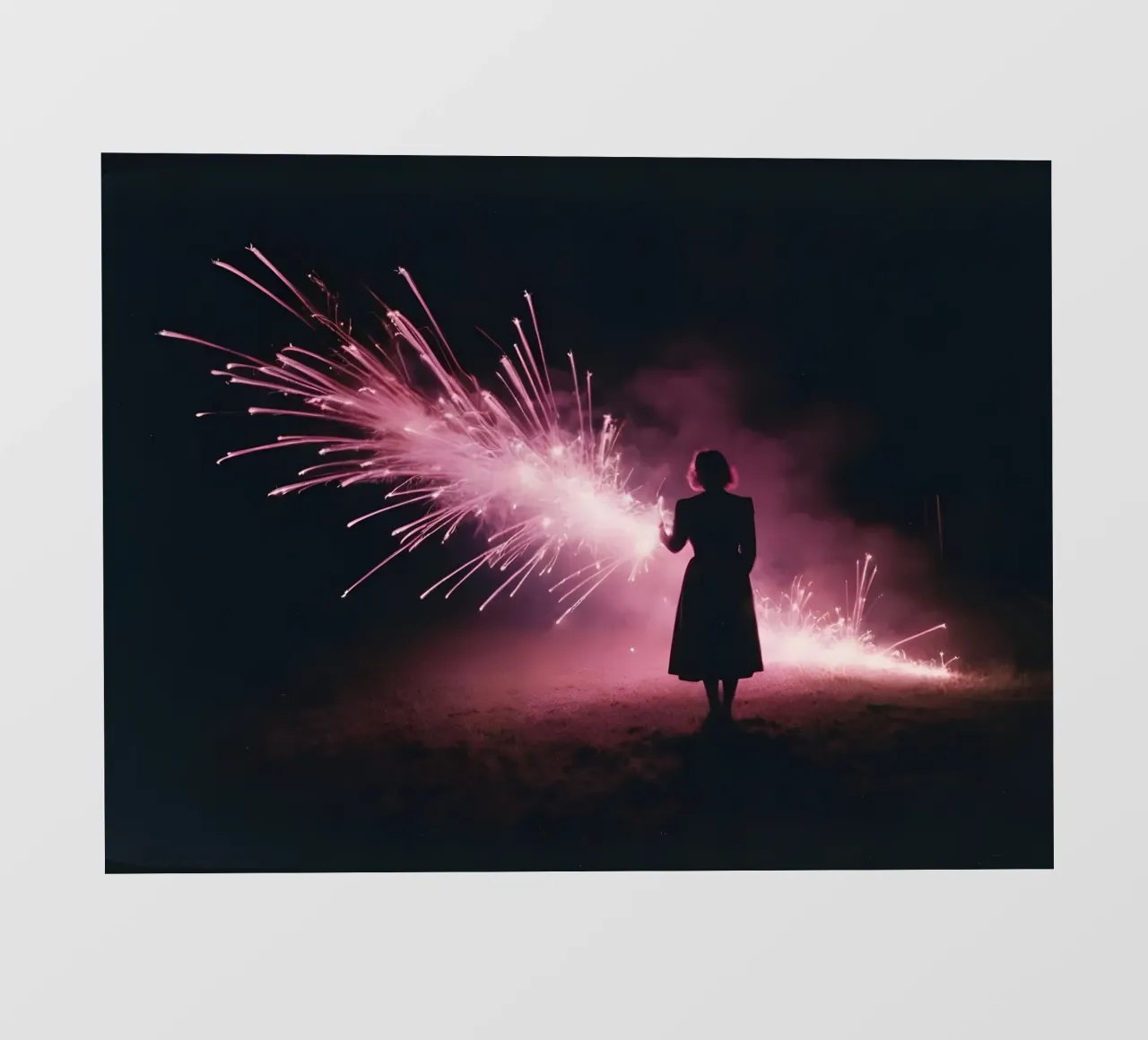 silhouette di una ragazza in piedi davanti a fuochi d'artificio rosa pellicola backlit da serinae