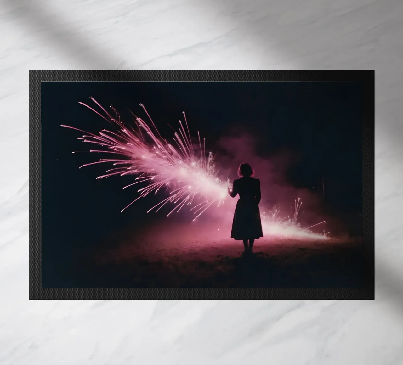 silhouette di una ragazza in piedi davanti a fuochi d'artificio rosa zerbino da serinae