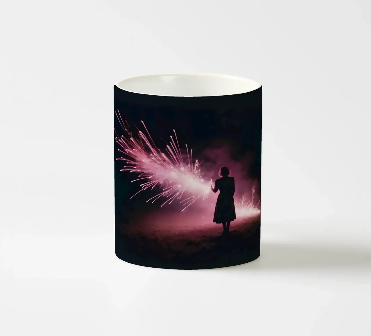 silhouette di una ragazza in piedi davanti a fuochi d'artificio rosa tazza in ceramica da serinae