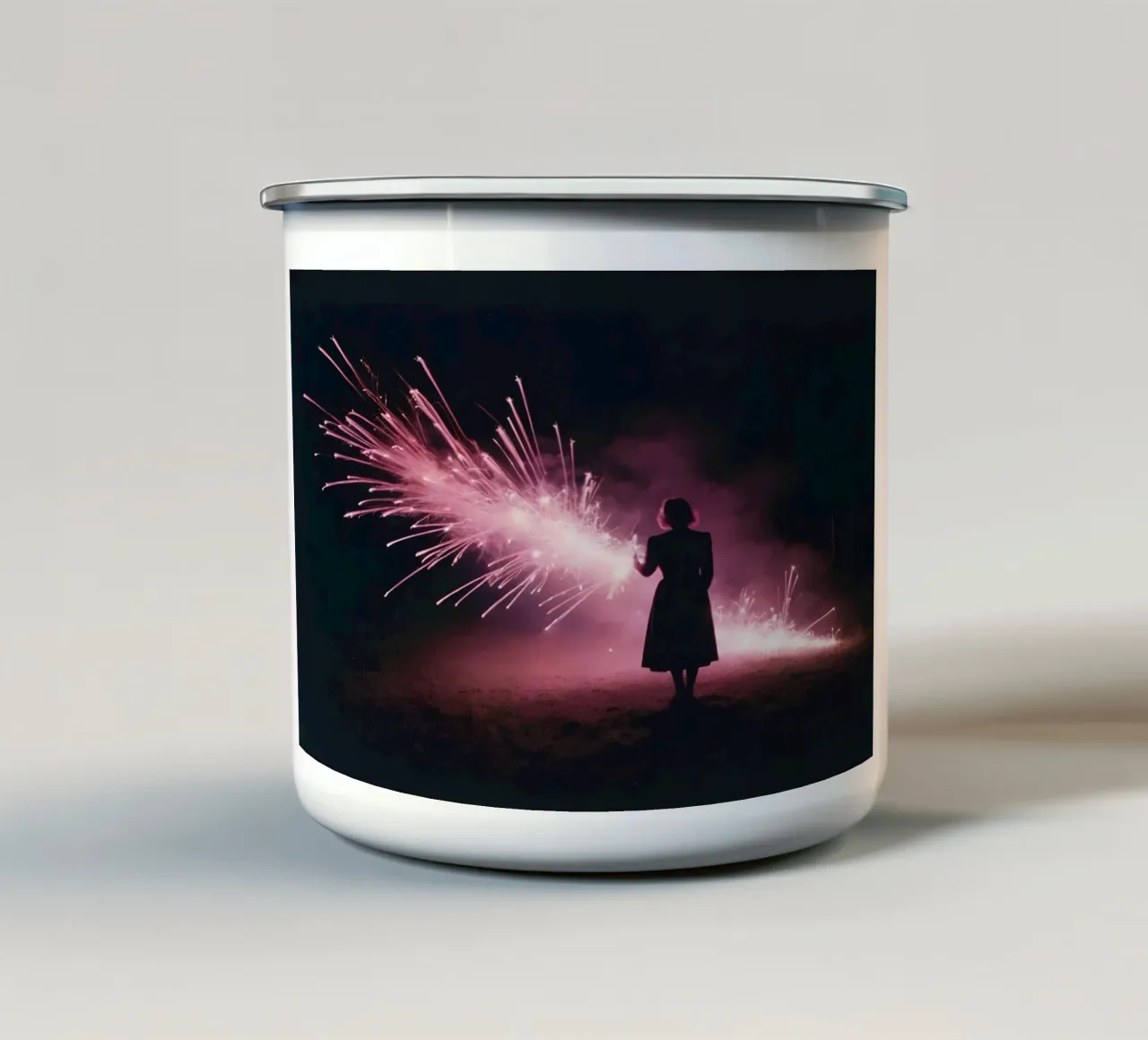 silueta de una niña delante de fuegos artificiales de color rosa taza de esmalte de serinae