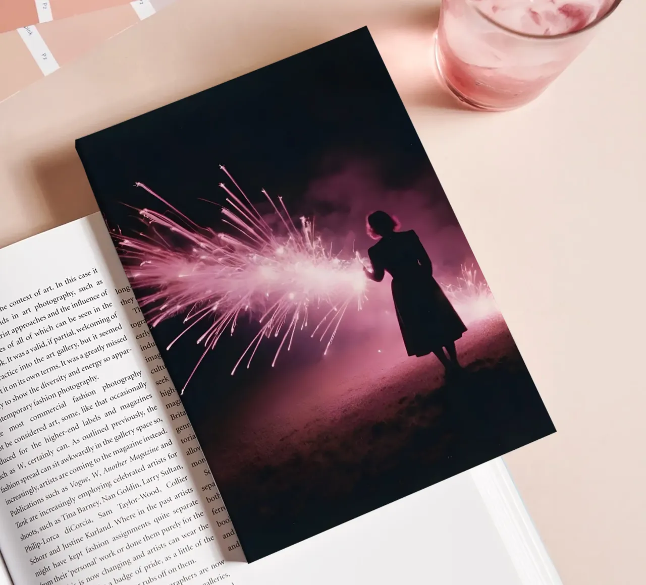 silhouette d'une fille devant un feu d'artifice rose carnet de notes de serinae