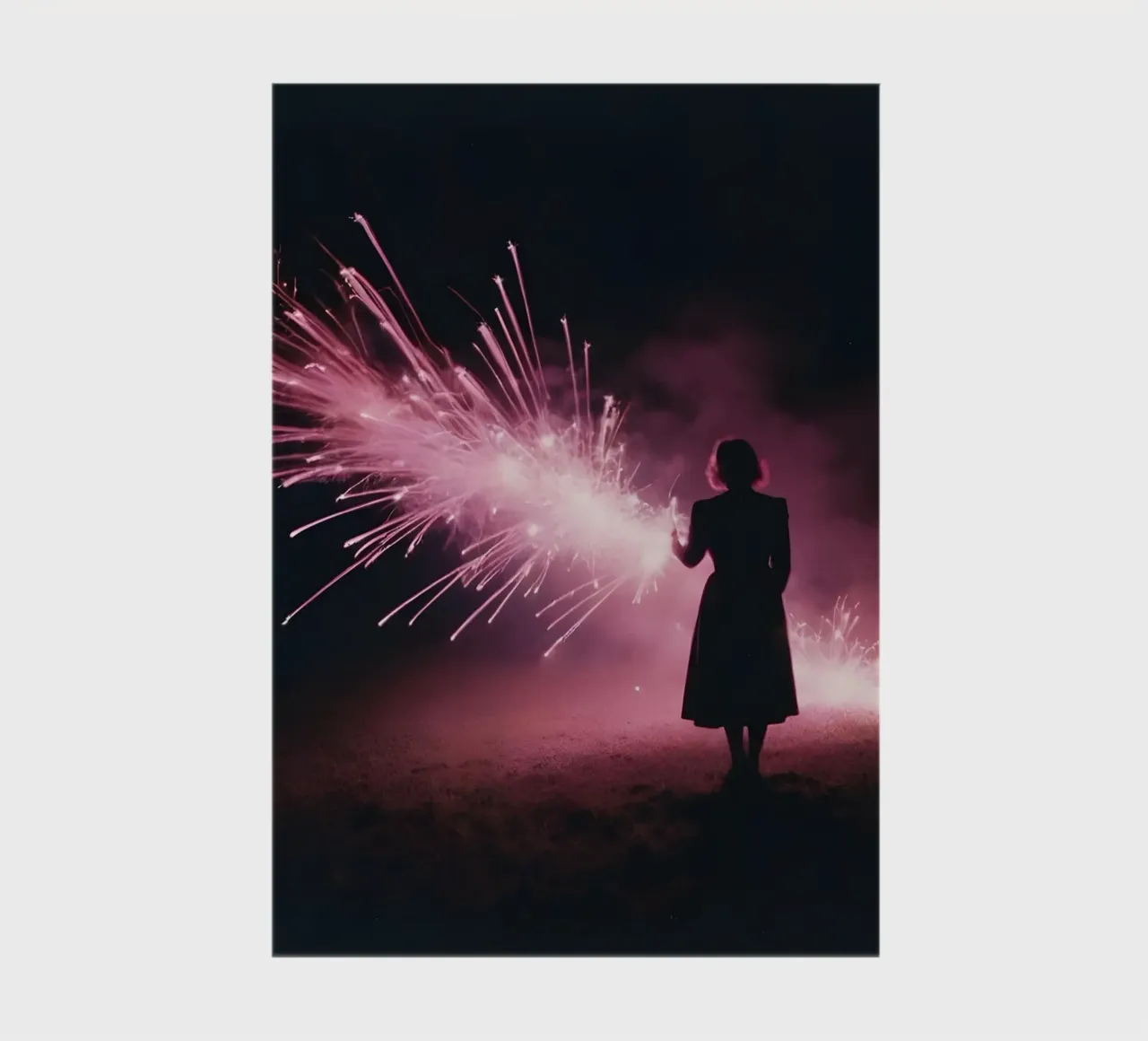 silhouette d'une fille devant un feu d'artifice rose carnet de notes de serinae