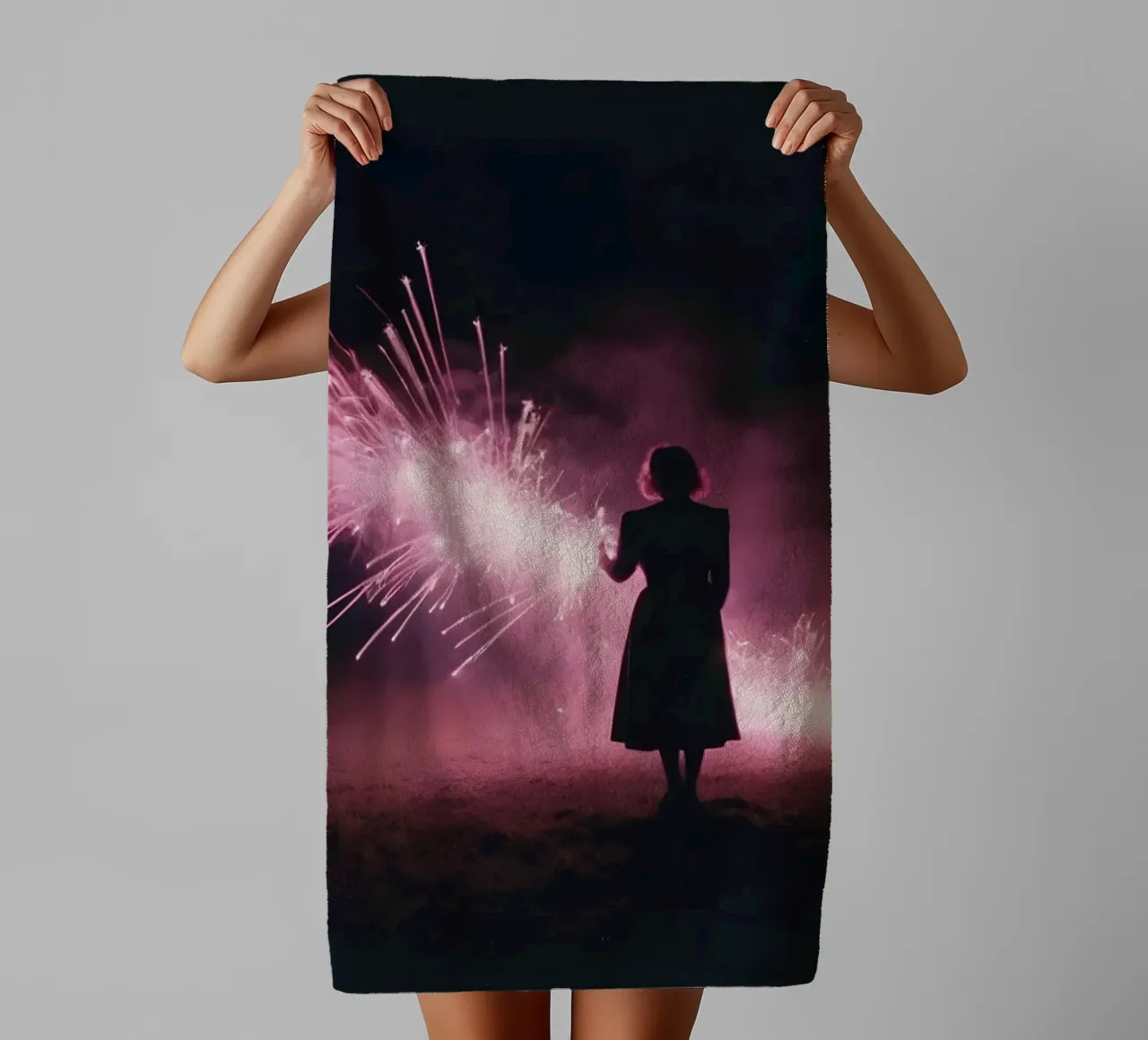 silhouette di una ragazza in piedi davanti a fuochi d'artificio rosa asciugamano da bagno da serinae