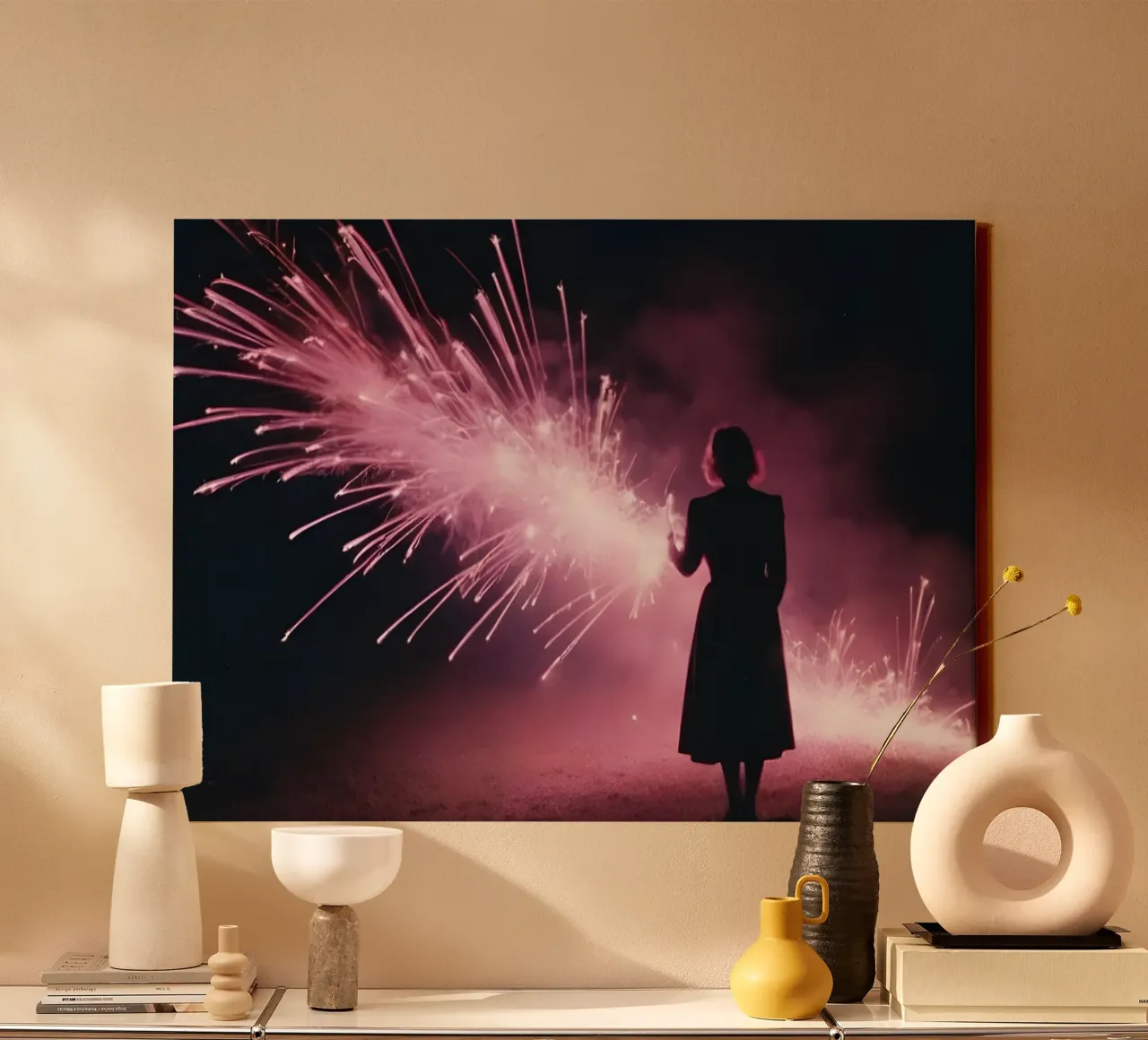 silhouette di una ragazza in piedi davanti a fuochi d'artificio rosa tela con Cornice a cassetta da serinae