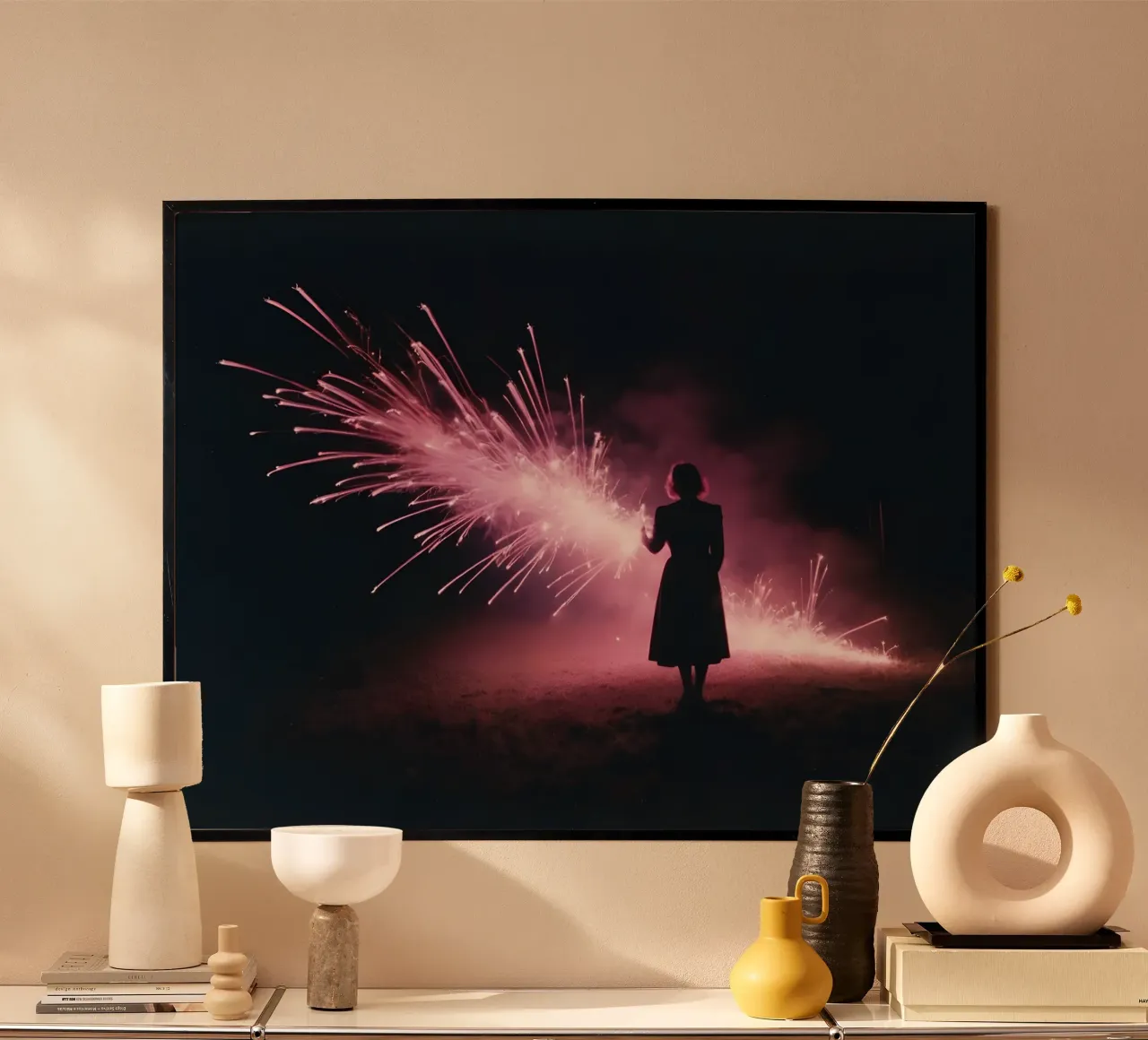 silhouette di una ragazza in piedi davanti a fuochi d'artificio rosa carta hahnemühle da serinae