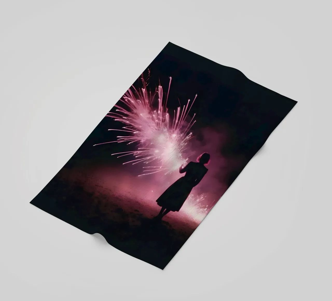 silhouette di una ragazza in piedi davanti a fuochi d'artificio rosa telo mare da serinae