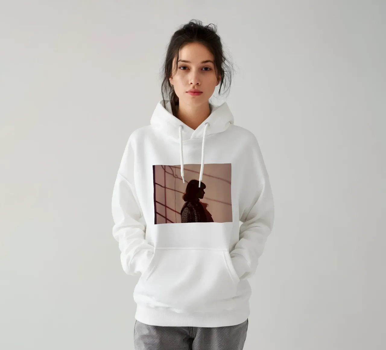 silhouette di una ragazza che indossa un cappotto invernale di leopardo felpa con cappuccio da serinae