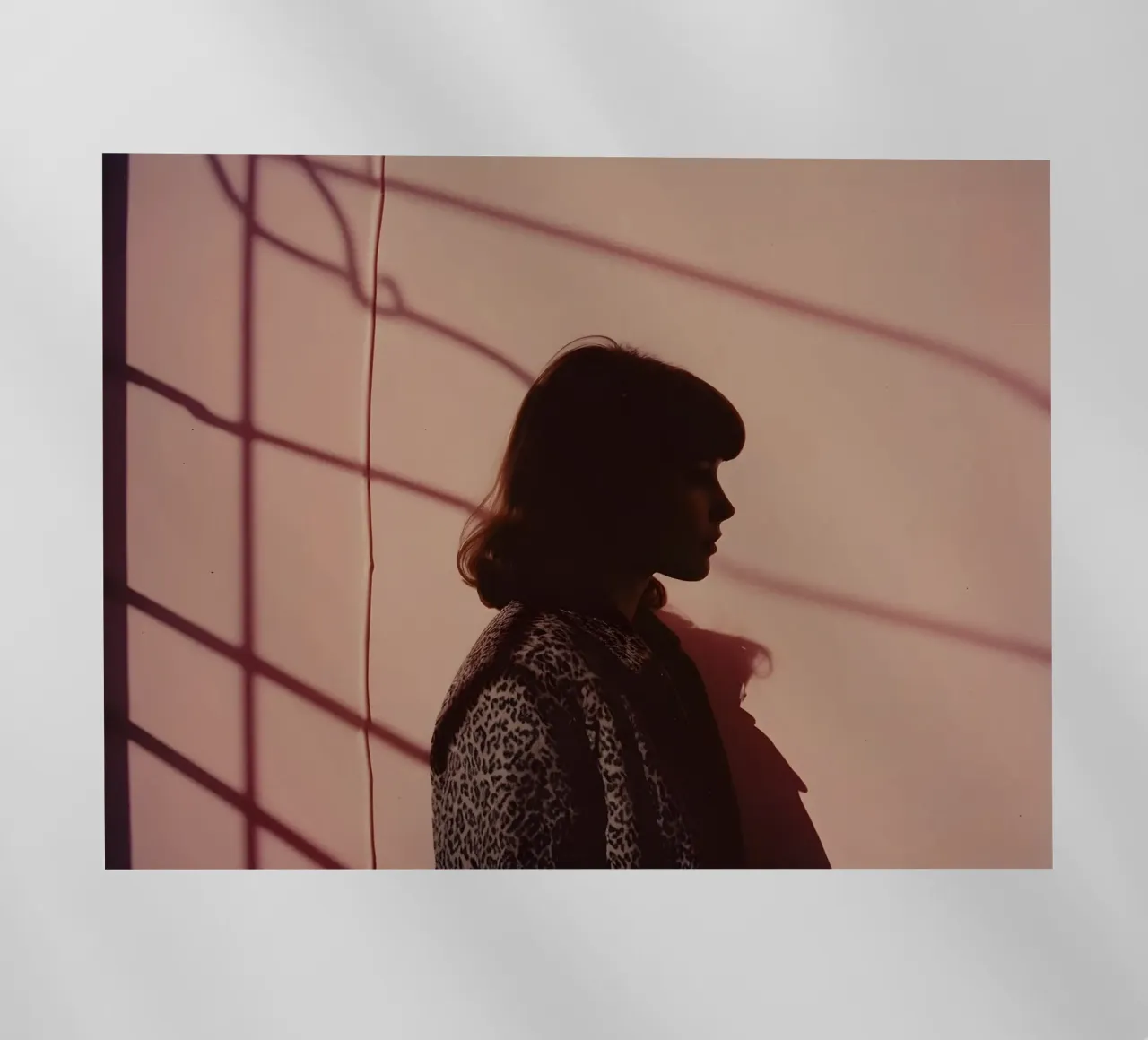 silhouette di una ragazza che indossa un cappotto invernale di leopardo pellicola backlit da serinae