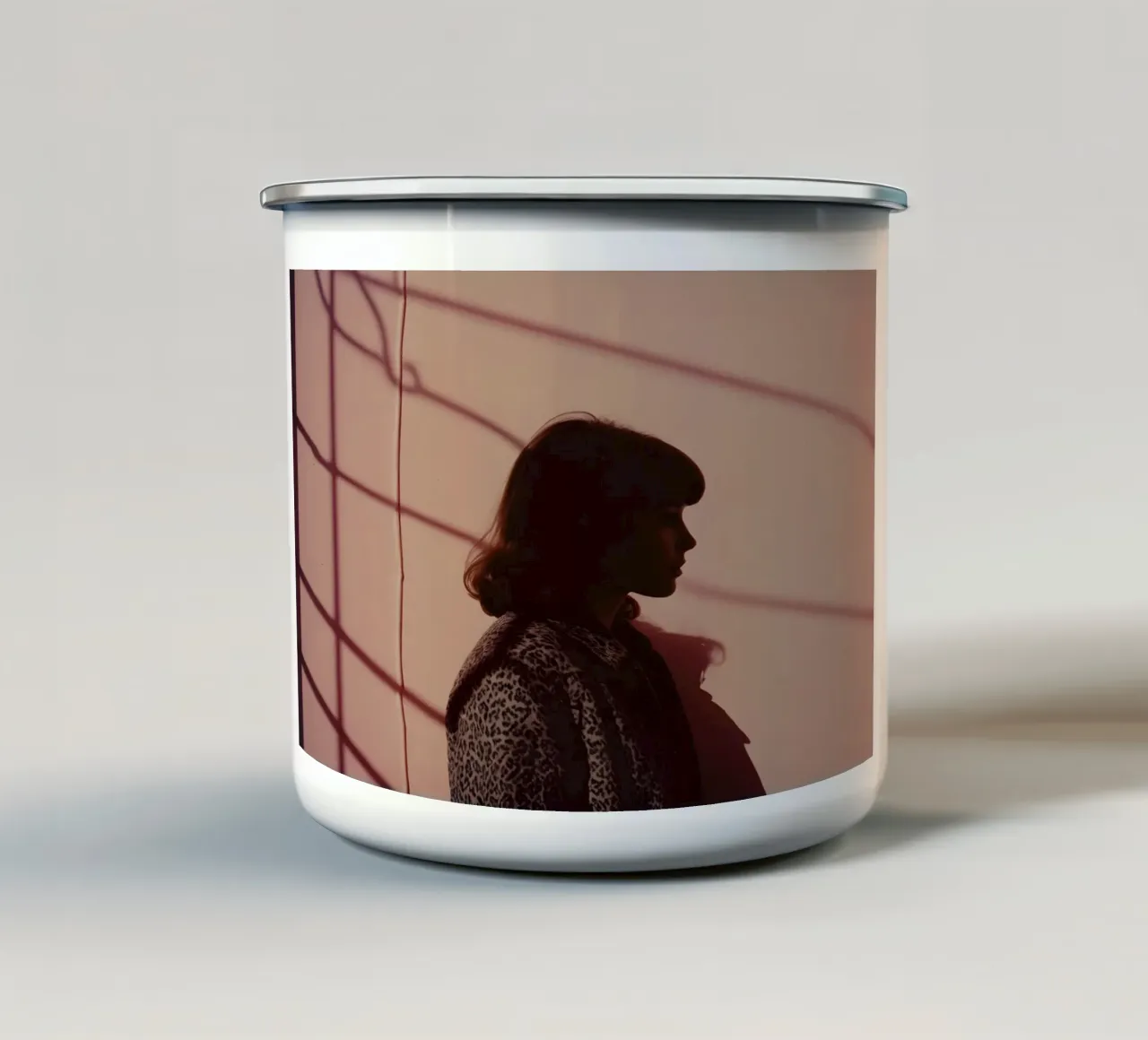 silhouette di una ragazza che indossa un cappotto invernale di leopardo tazza in smalto da serinae