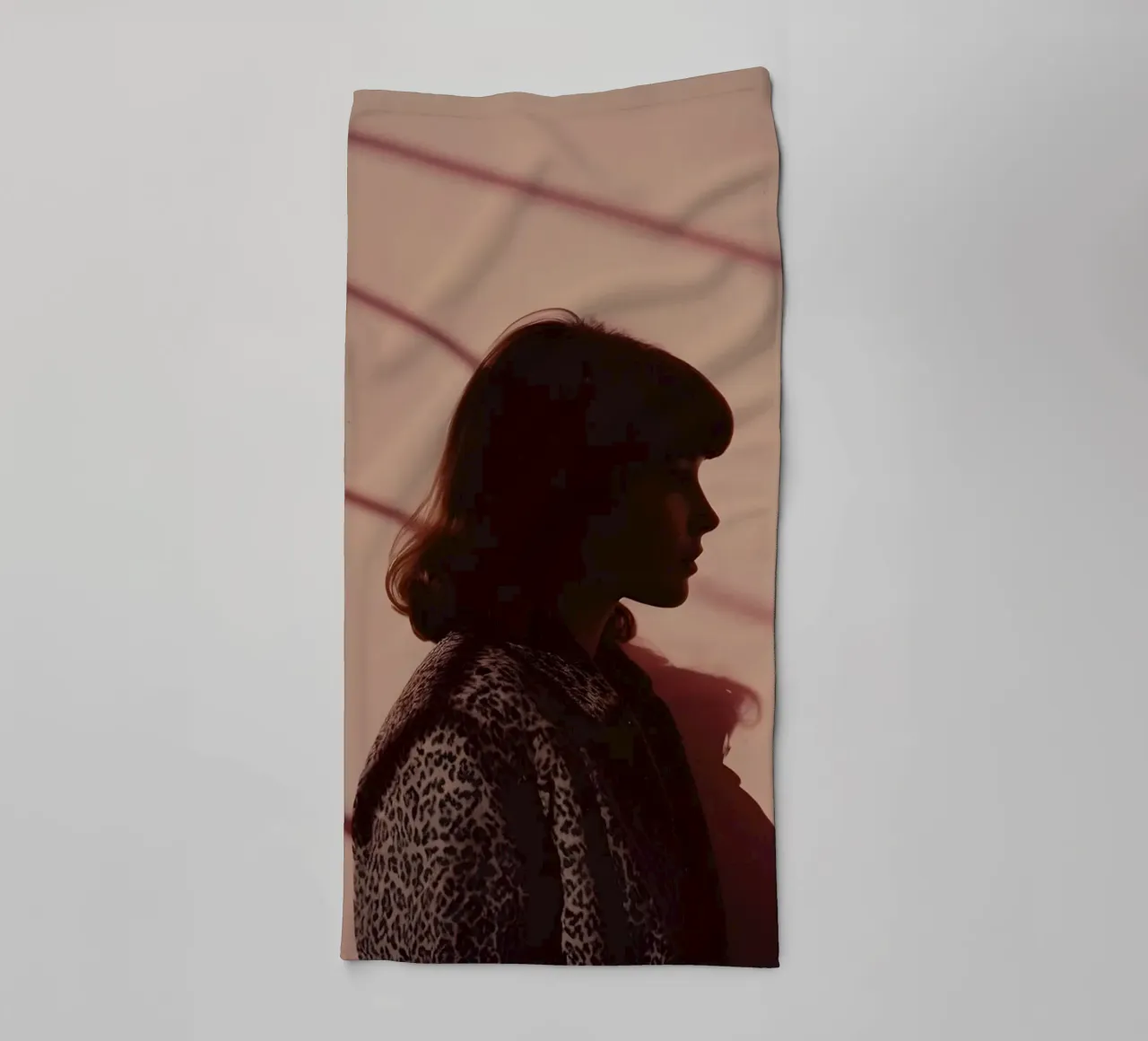 silhouette di una ragazza che indossa un cappotto invernale di leopardo asciugamano da bagno da serinae