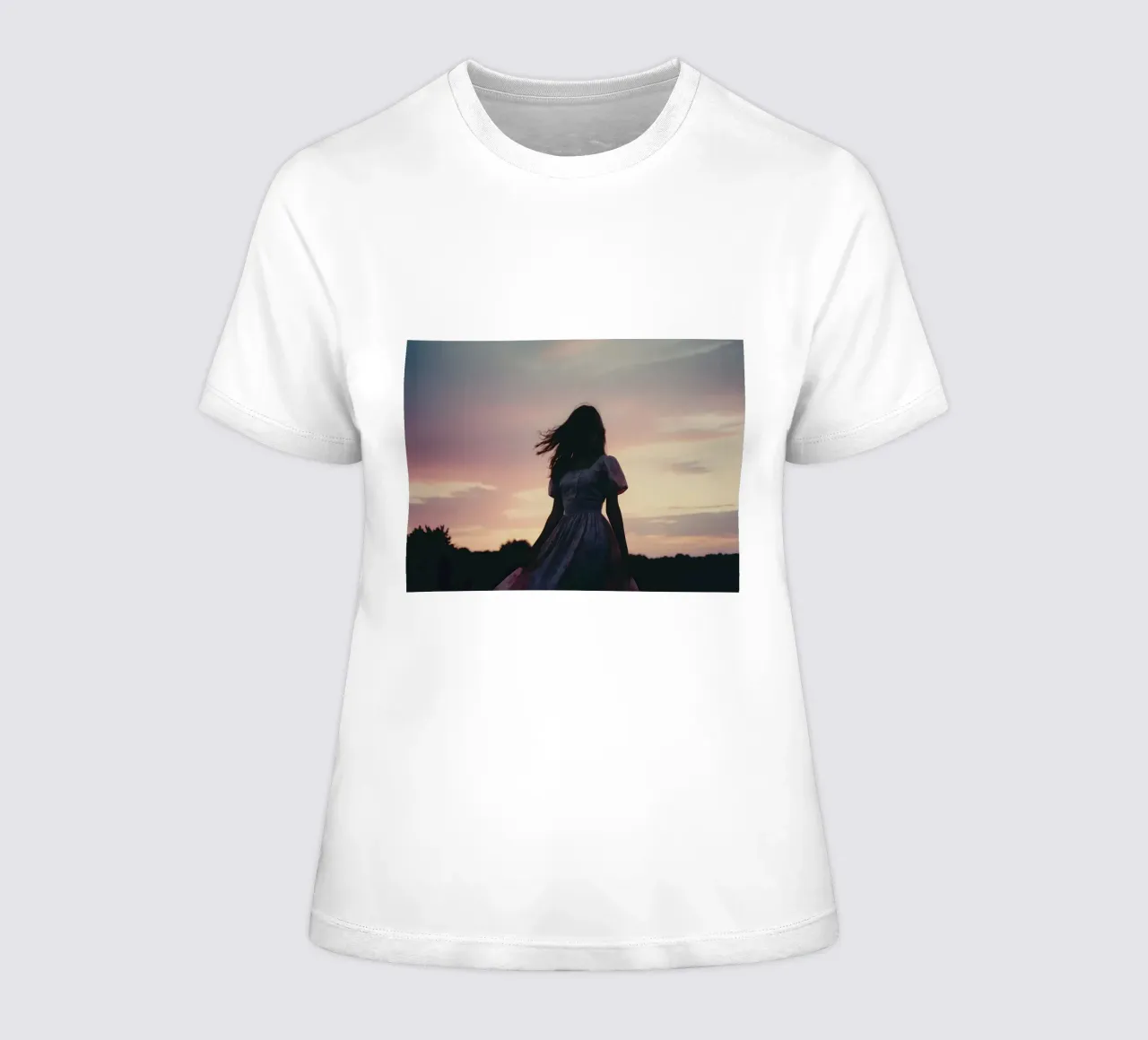 sagoma di una ragazza in abito con maniche a sbuffo t-shirt da donna da serinae