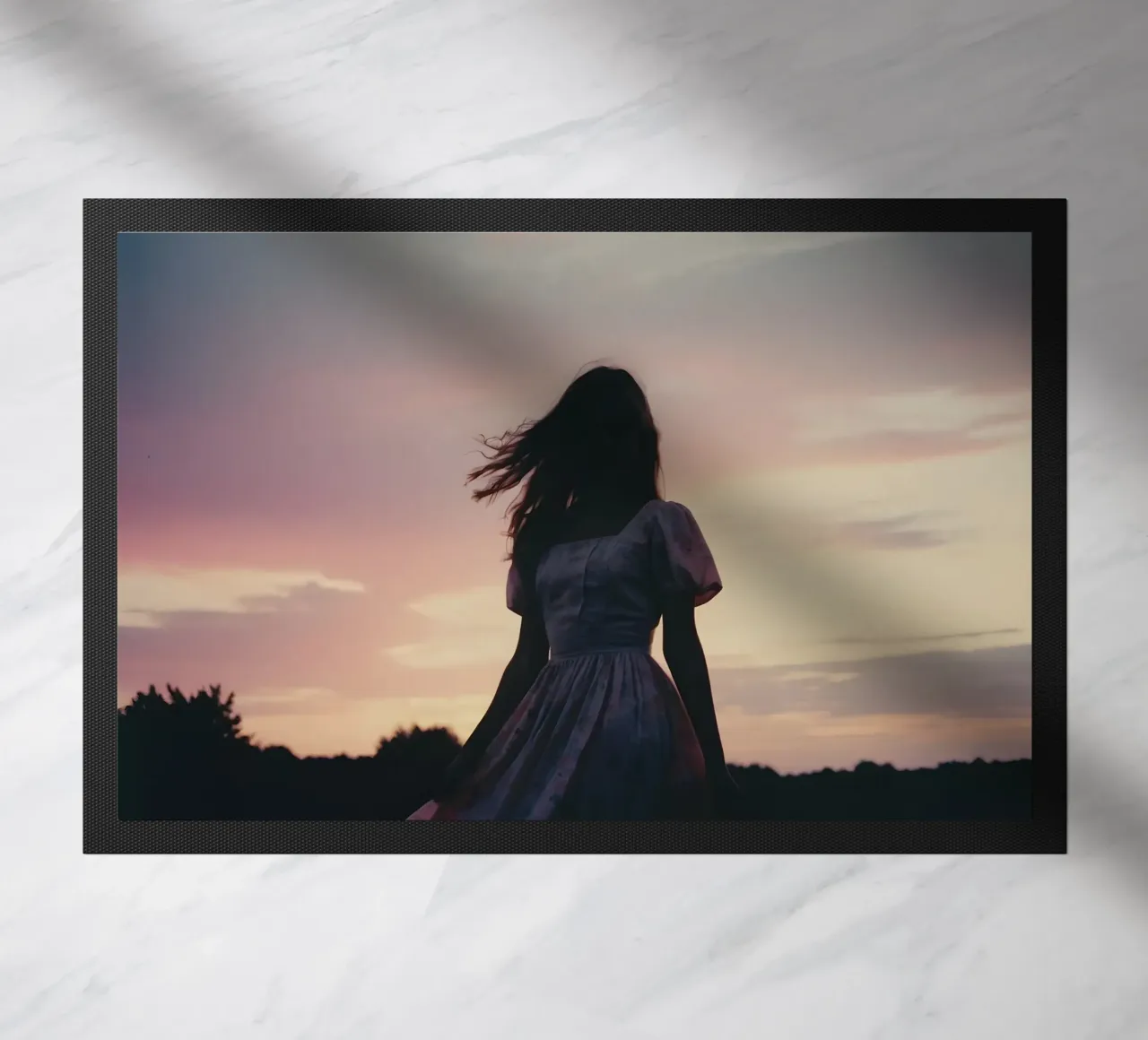 sagoma di una ragazza in abito con maniche a sbuffo zerbino da serinae